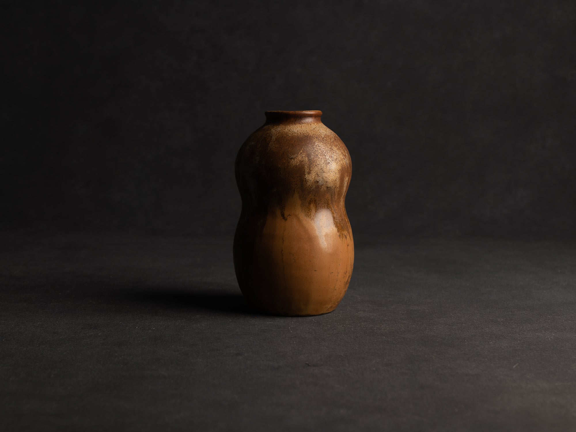 Vase bilobé en grès japonisant de Léon Pointu, Atelier Pointu, France (vers 1910-25)..School of Carriès, hyotan gourd-shaped japonisme stoneware vase by Léon Pointu, Atelier Pointu, France (circa 1910-25)