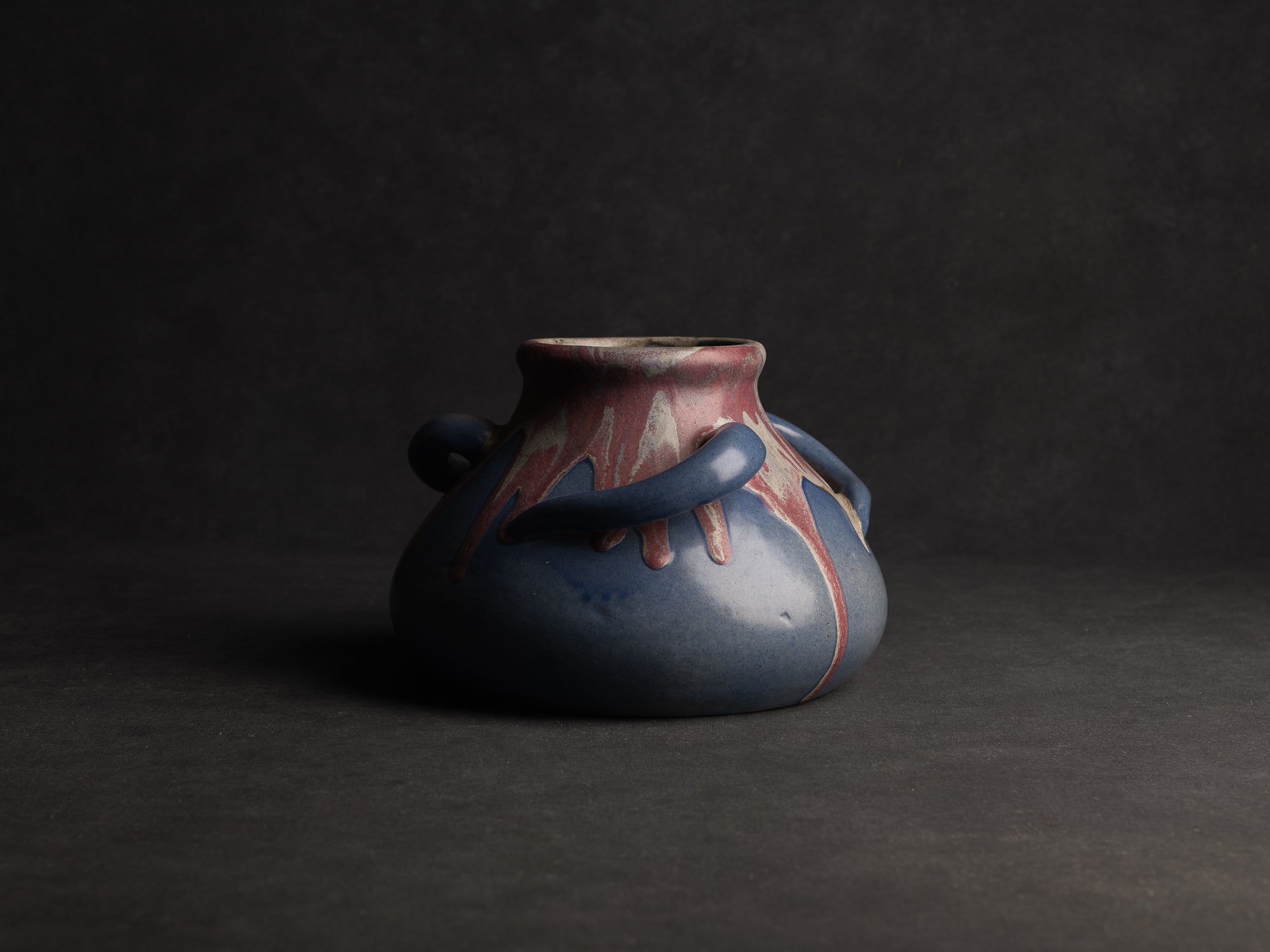 Vase à trois anses en grès japonisant de Léon Pointu, Atelier Pointu, France (vers 1925-30)..School of Carriès, large japonisme three-handled stoneware vase by Léon Pointu, Atelier Pointu, France (circa 1925-35)