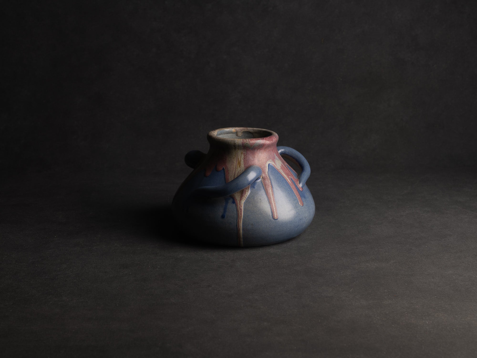 Vase à trois anses en grès japonisant de Léon Pointu, Atelier Pointu, France (vers 1925-30)..School of Carriès, large japonisme three-handled stoneware vase by Léon Pointu, Atelier Pointu, France (circa 1925-35)