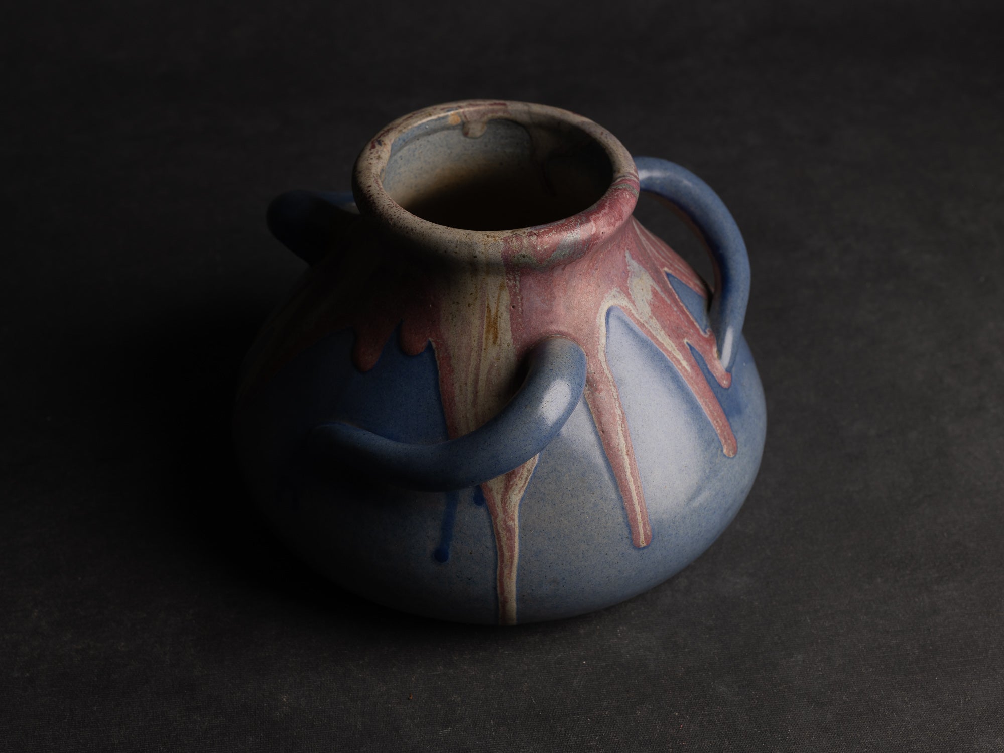 Vase à trois anses en grès japonisant de Léon Pointu, Atelier Pointu, France (vers 1925-30)..School of Carriès, large japonisme three-handled stoneware vase by Léon Pointu, Atelier Pointu, France (circa 1925-35)