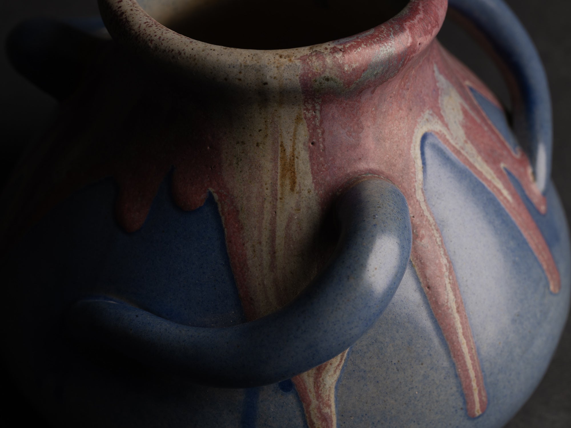 Vase à trois anses en grès japonisant de Léon Pointu, Atelier Pointu, France (vers 1925-30)..School of Carriès, large japonisme three-handled stoneware vase by Léon Pointu, Atelier Pointu, France (circa 1925-35)