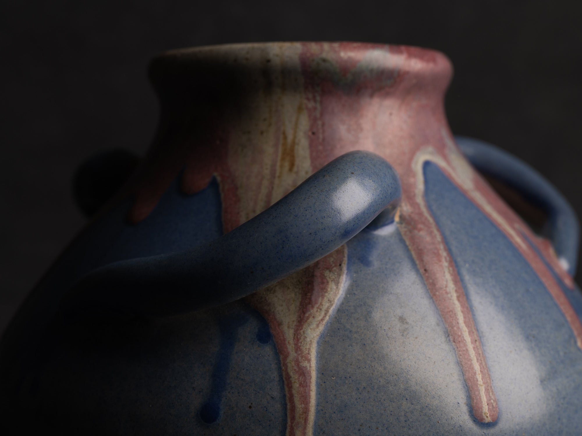 Vase à trois anses en grès japonisant de Léon Pointu, Atelier Pointu, France (vers 1925-30)..School of Carriès, large japonisme three-handled stoneware vase by Léon Pointu, Atelier Pointu, France (circa 1925-35)
