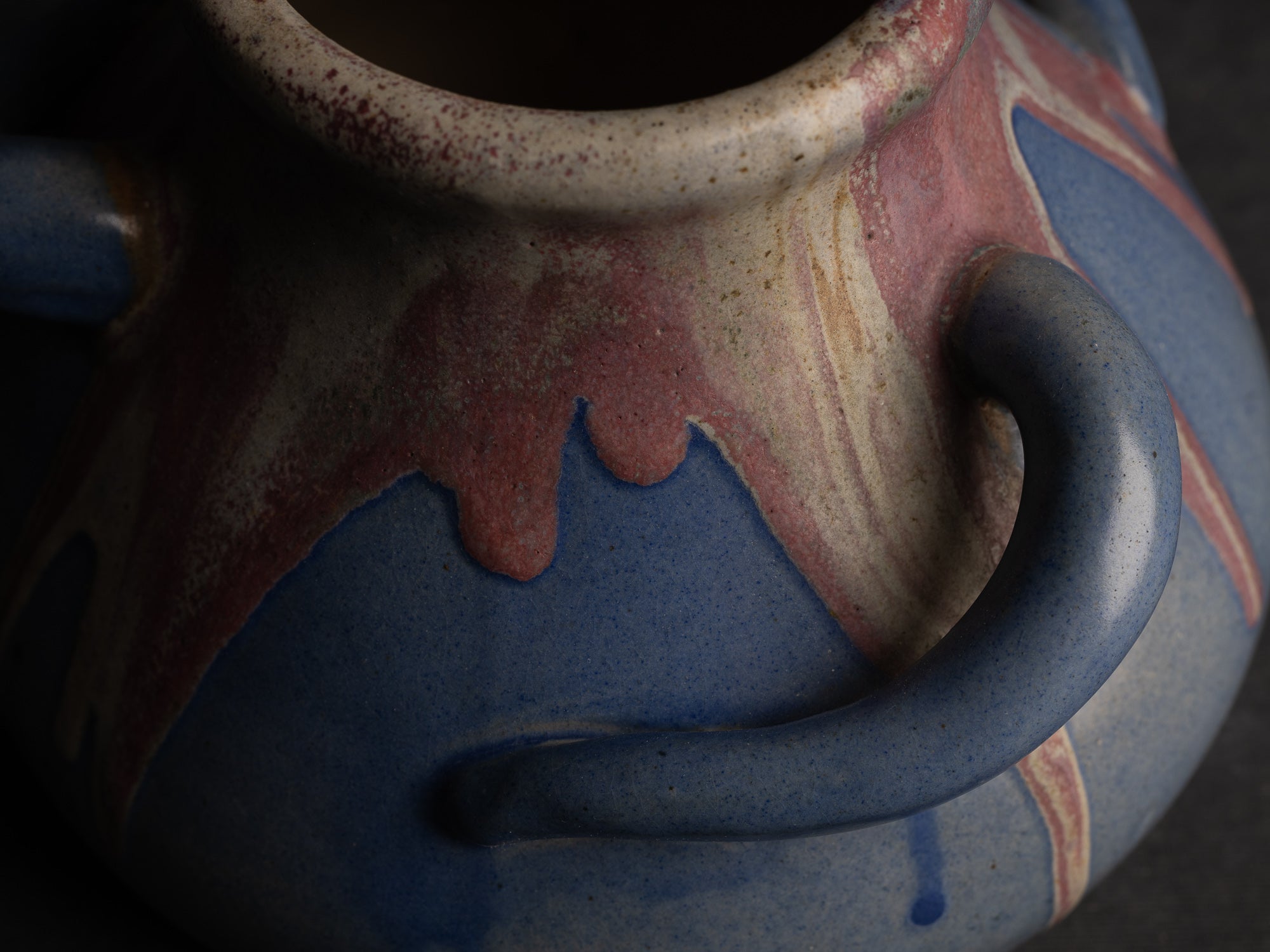 Vase à trois anses en grès japonisant de Léon Pointu, Atelier Pointu, France (vers 1925-30)..School of Carriès, large japonisme three-handled stoneware vase by Léon Pointu, Atelier Pointu, France (circa 1925-35)