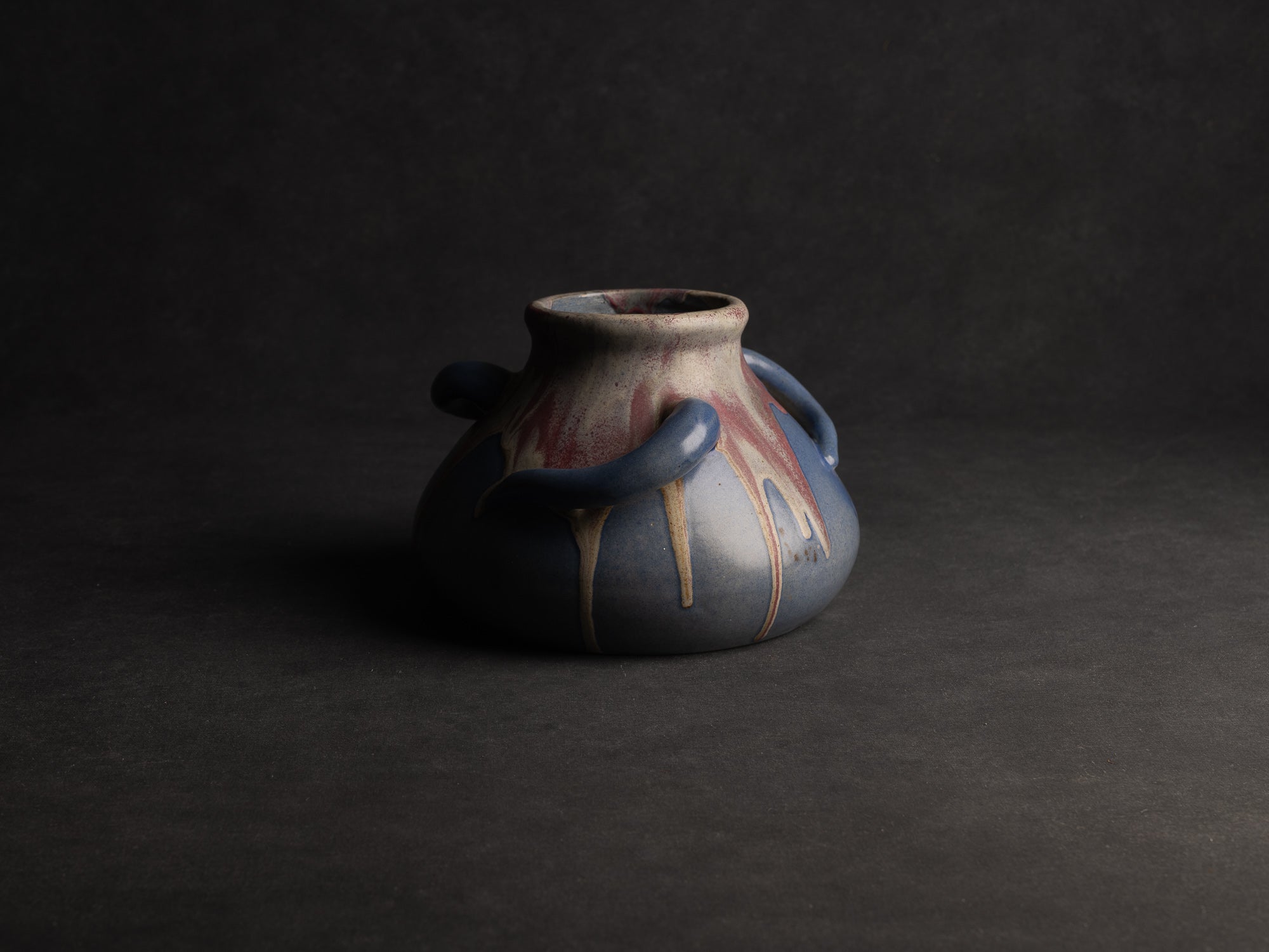 Vase à trois anses en grès japonisant de Léon Pointu, Atelier Pointu, France (vers 1925-30)..School of Carriès, large japonisme three-handled stoneware vase by Léon Pointu, Atelier Pointu, France (circa 1925-35)