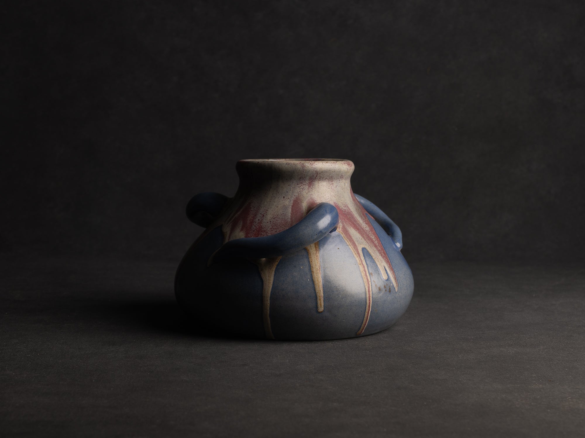 Vase à trois anses en grès japonisant de Léon Pointu, Atelier Pointu, France (vers 1925-30)..School of Carriès, large japonisme three-handled stoneware vase by Léon Pointu, Atelier Pointu, France (circa 1925-35)
