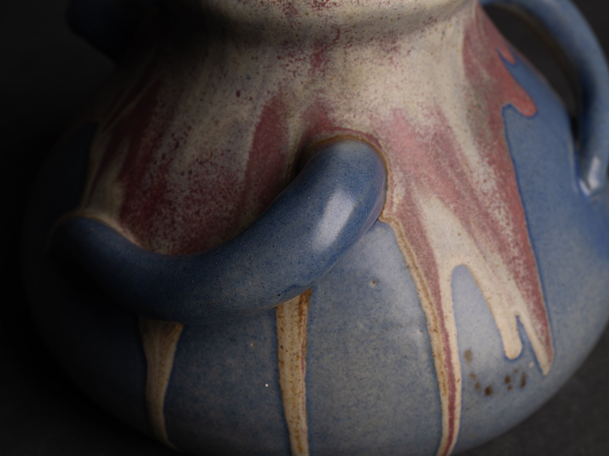 Vase à trois anses en grès japonisant de Léon Pointu, Atelier Pointu, France (vers 1925-30)..School of Carriès, large japonisme three-handled stoneware vase by Léon Pointu, Atelier Pointu, France (circa 1925-35)