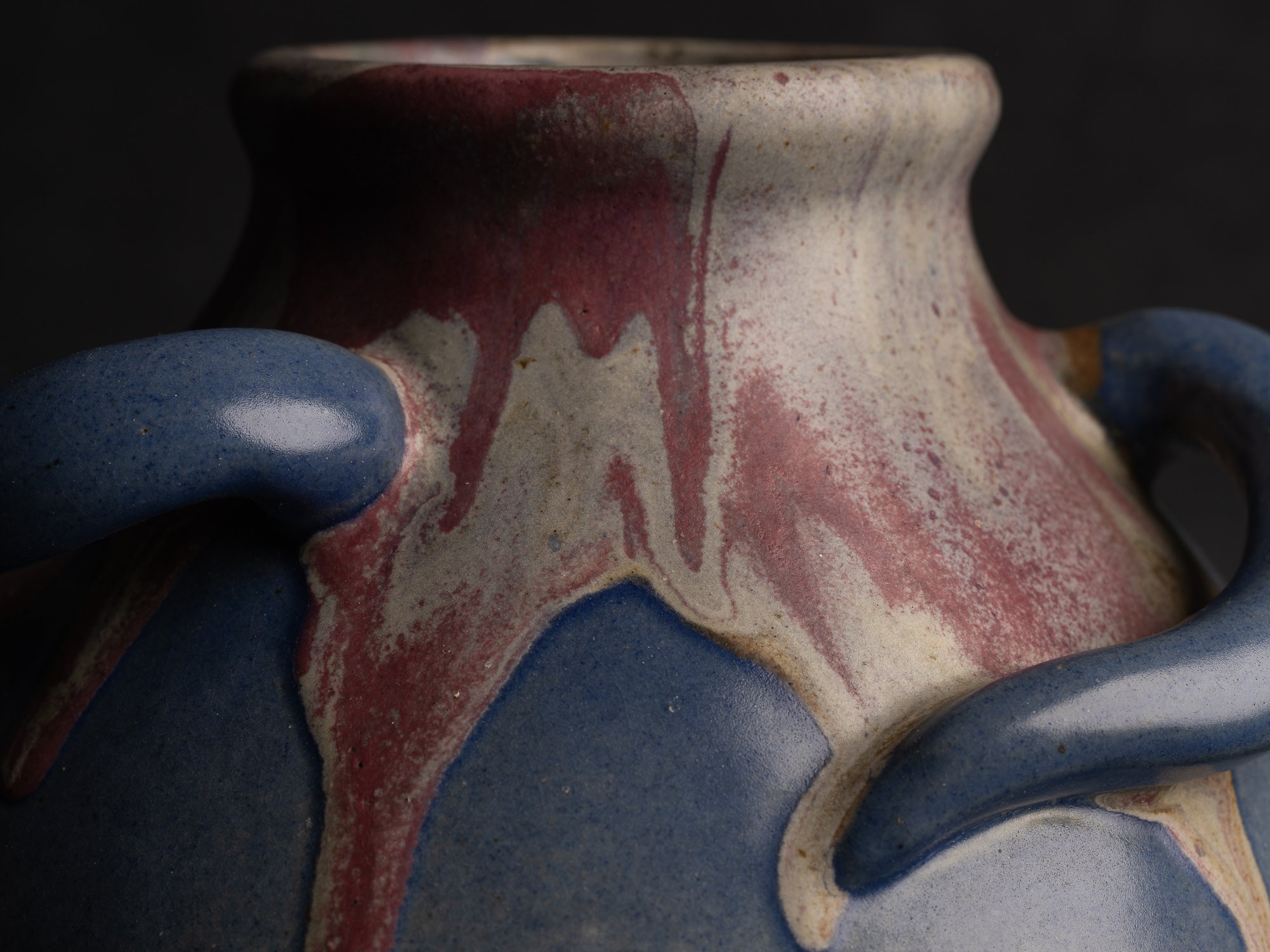 Vase à trois anses en grès japonisant de Léon Pointu, Atelier Pointu, France (vers 1925-30)..School of Carriès, large japonisme three-handled stoneware vase by Léon Pointu, Atelier Pointu, France (circa 1925-35)