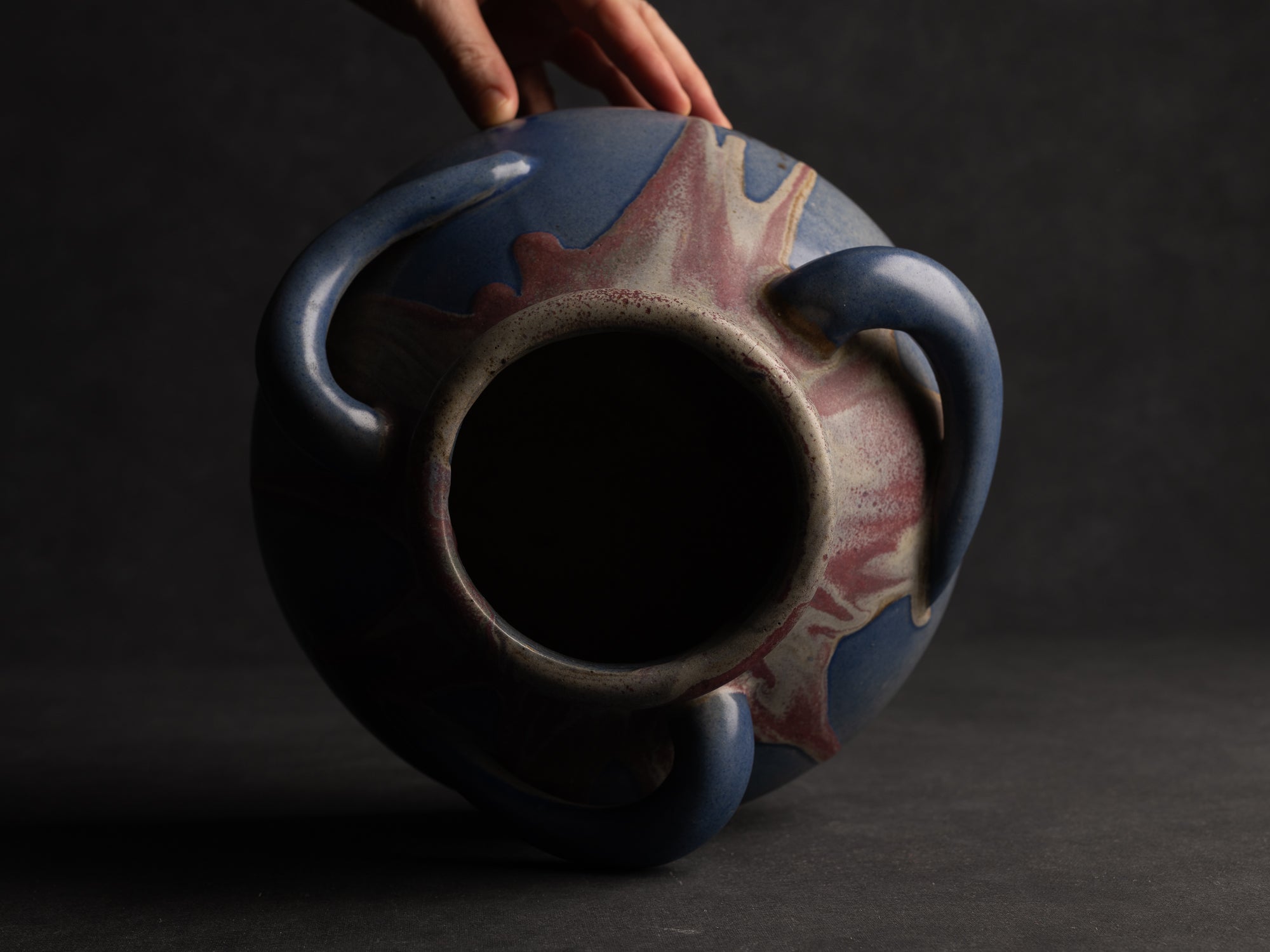 Vase à trois anses en grès japonisant de Léon Pointu, Atelier Pointu, France (vers 1925-30)..School of Carriès, large japonisme three-handled stoneware vase by Léon Pointu, Atelier Pointu, France (circa 1925-35)