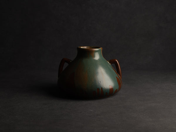 Vase à deux anses en grès japonisant de Léon Pointu, Atelier Pointu, France (vers 1925-30)..School of Carriès, large japonisme handled stoneware vase by Léon Pointu, Atelier Pointu, France (circa 1925-35)