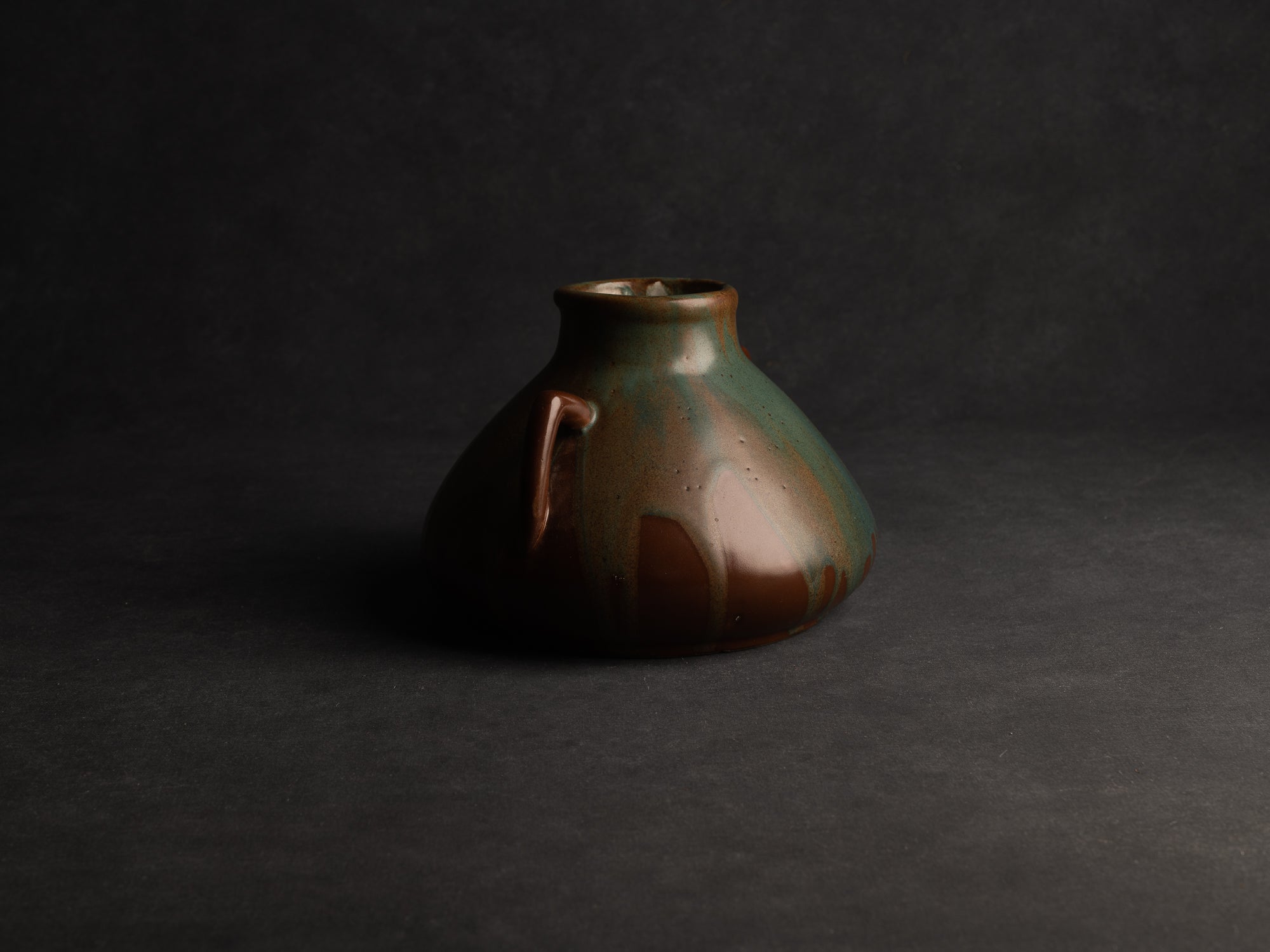 Vase à deux anses en grès japonisant de Léon Pointu, Atelier Pointu, France (vers 1925-30)..School of Carriès, large japonisme handled stoneware vase by Léon Pointu, Atelier Pointu, France (circa 1925-35)