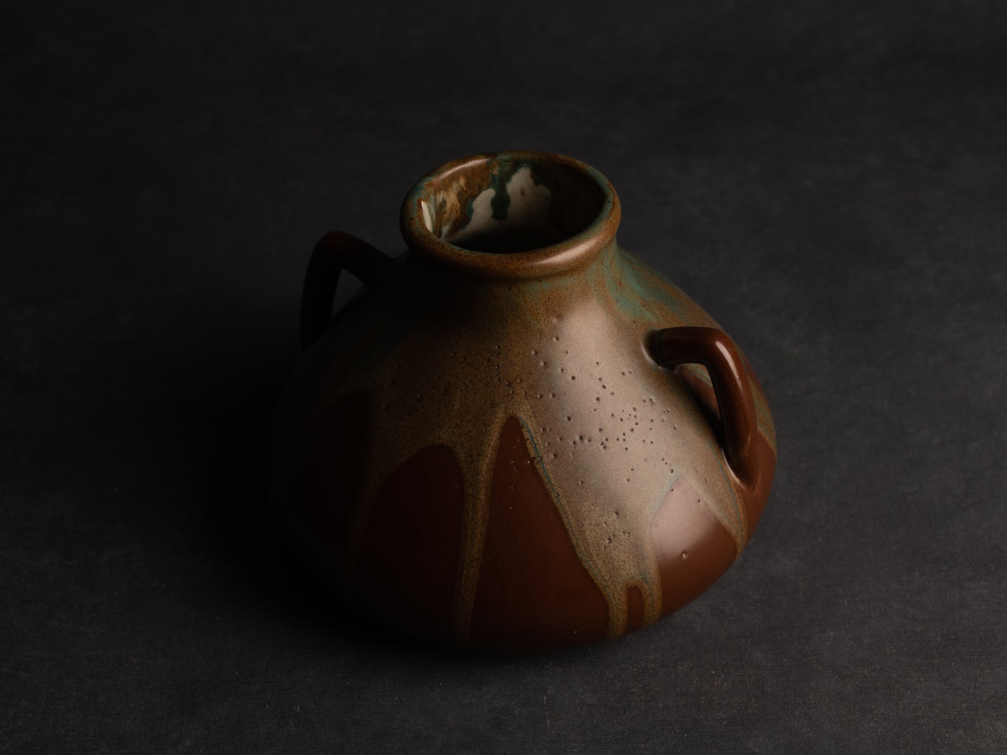 Vase à deux anses en grès japonisant de Léon Pointu, Atelier Pointu, France (vers 1925-30)..School of Carriès, large japonisme handled stoneware vase by Léon Pointu, Atelier Pointu, France (circa 1925-35)