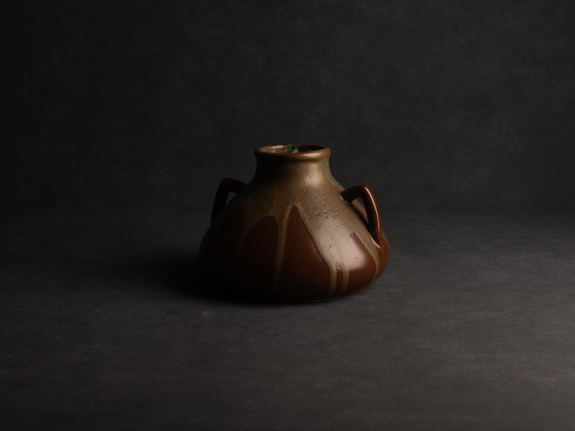 Vase à deux anses en grès japonisant de Léon Pointu, Atelier Pointu, France (vers 1925-30)..School of Carriès, large japonisme handled stoneware vase by Léon Pointu, Atelier Pointu, France (circa 1925-35)