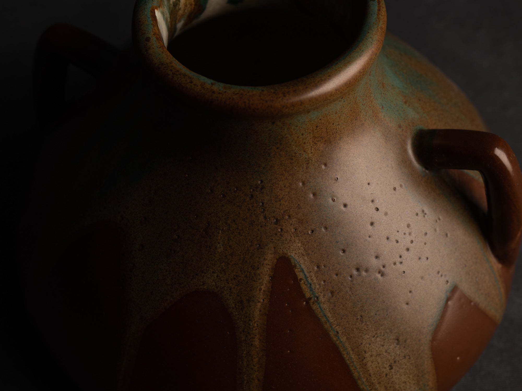Vase à deux anses en grès japonisant de Léon Pointu, Atelier Pointu, France (vers 1925-30)..School of Carriès, large japonisme handled stoneware vase by Léon Pointu, Atelier Pointu, France (circa 1925-35)