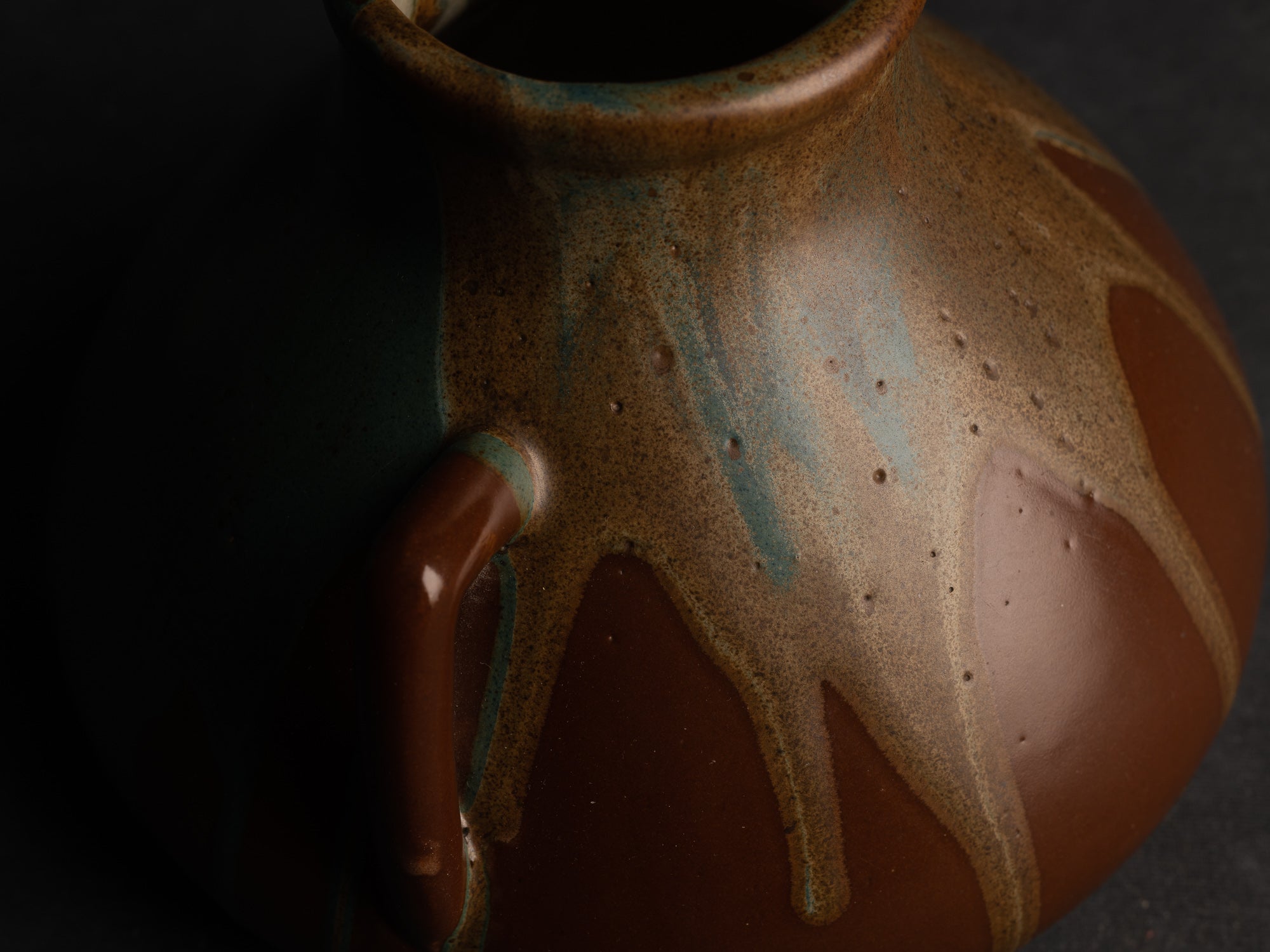 Vase à deux anses en grès japonisant de Léon Pointu, Atelier Pointu, France (vers 1925-30)..School of Carriès, large japonisme handled stoneware vase by Léon Pointu, Atelier Pointu, France (circa 1925-35)