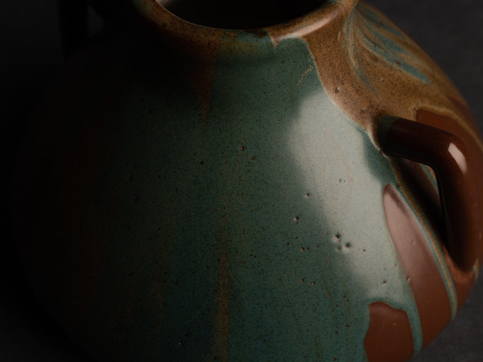Vase à deux anses en grès japonisant de Léon Pointu, Atelier Pointu, France (vers 1925-30)..School of Carriès, large japonisme handled stoneware vase by Léon Pointu, Atelier Pointu, France (circa 1925-35)