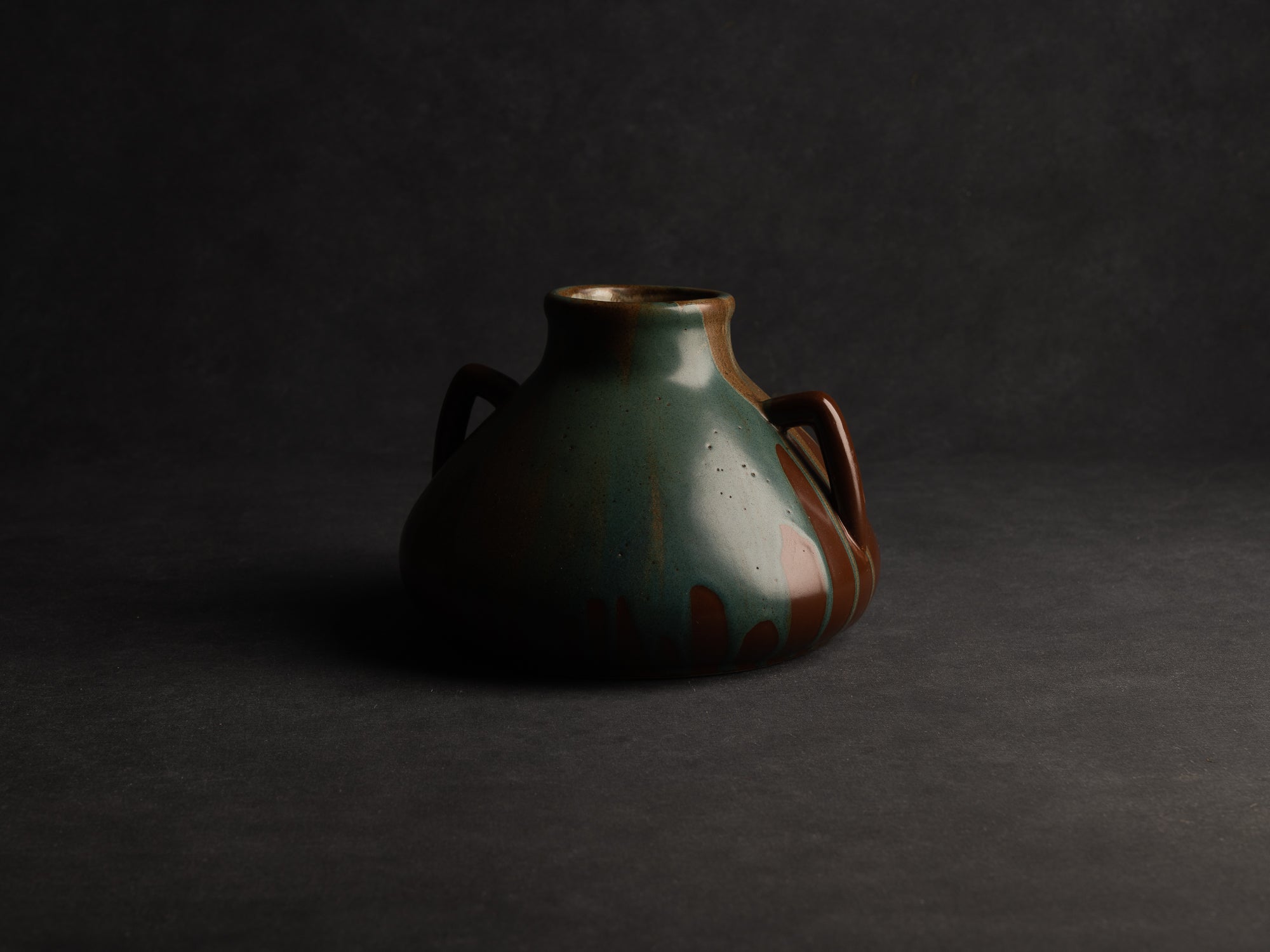 Vase à deux anses en grès japonisant de Léon Pointu, Atelier Pointu, France (vers 1925-30)..School of Carriès, large japonisme handled stoneware vase by Léon Pointu, Atelier Pointu, France (circa 1925-35)