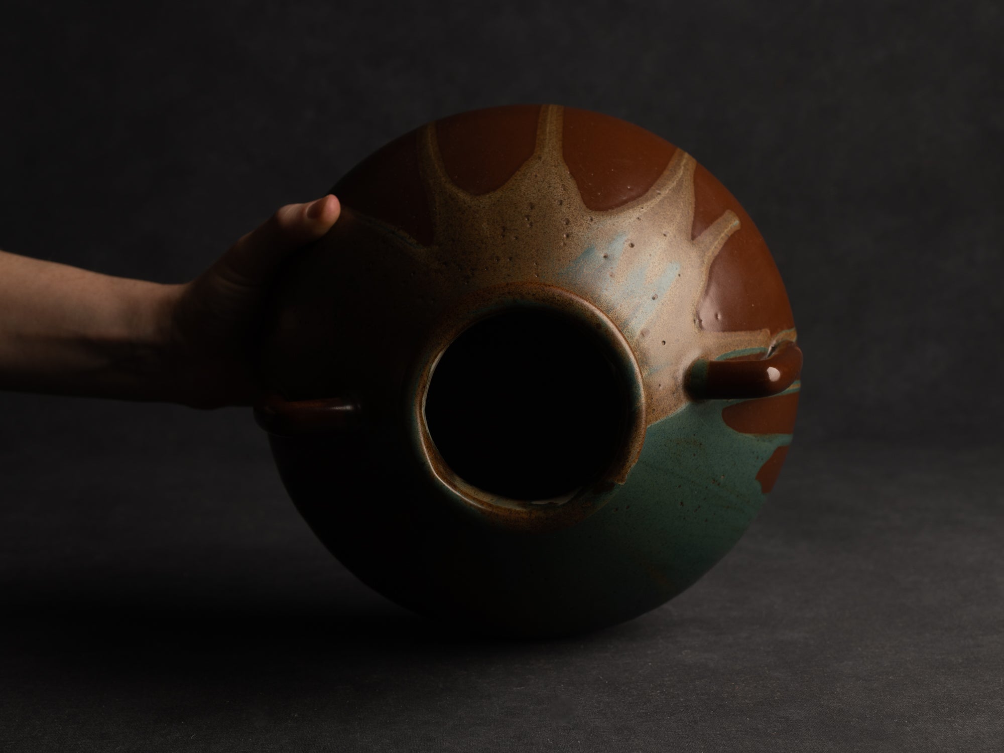 Vase à deux anses en grès japonisant de Léon Pointu, Atelier Pointu, France (vers 1925-30)..School of Carriès, large japonisme handled stoneware vase by Léon Pointu, Atelier Pointu, France (circa 1925-35)