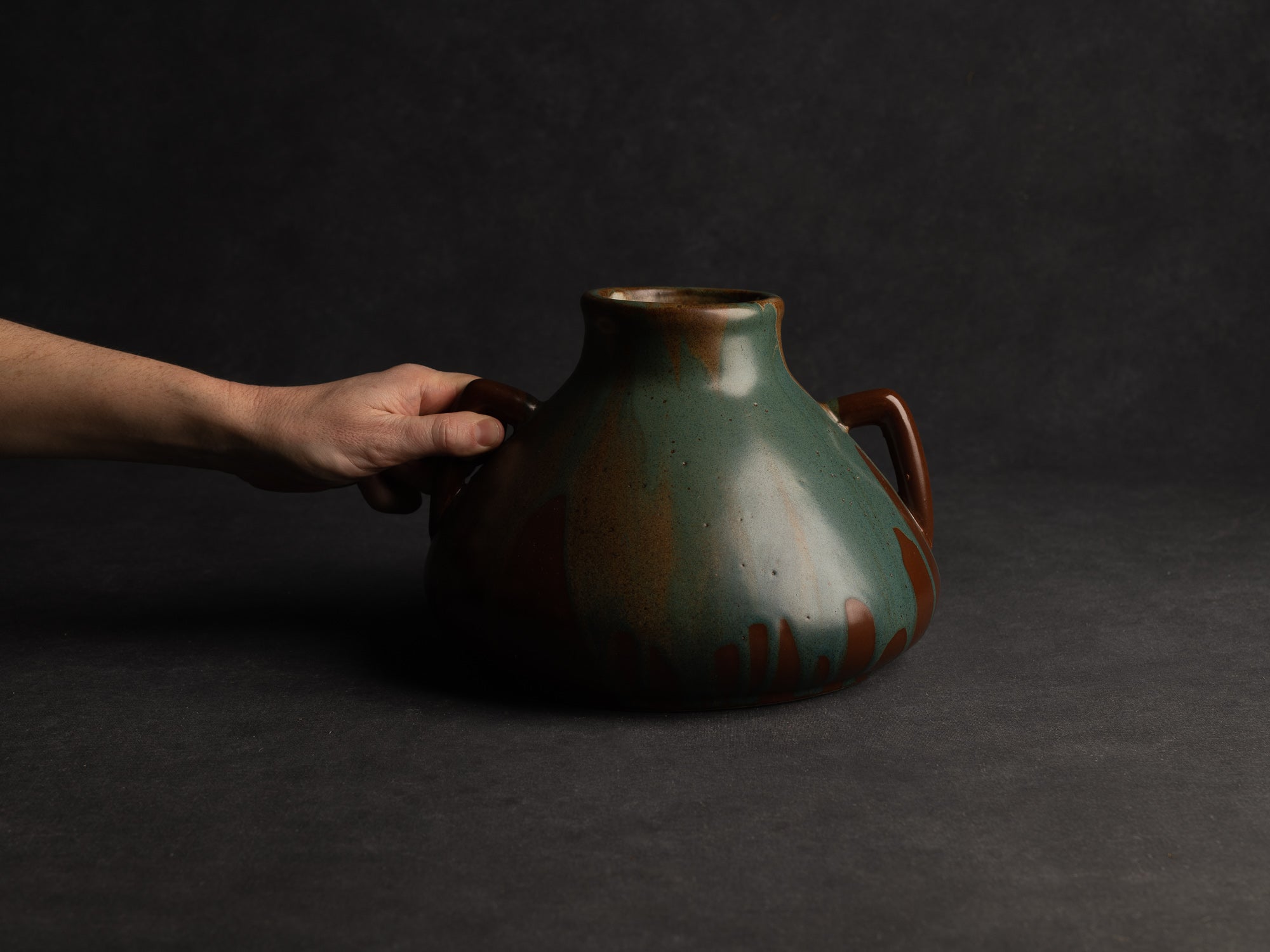 Vase à deux anses en grès japonisant de Léon Pointu, Atelier Pointu, France (vers 1925-30)..School of Carriès, large japonisme handled stoneware vase by Léon Pointu, Atelier Pointu, France (circa 1925-35)