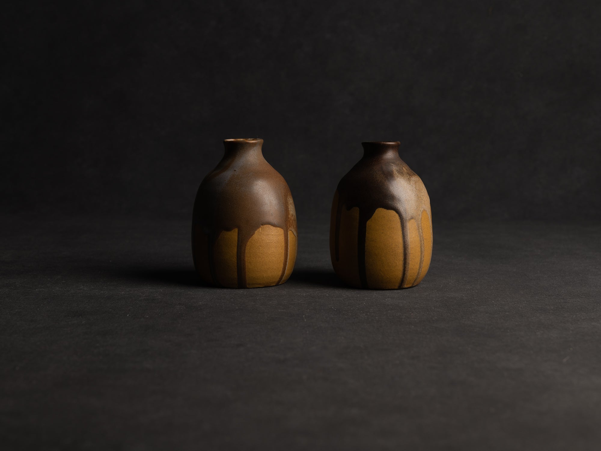 Duo de vases, petites bouteilles en grès japonisant de Léon Pointu, Atelier Pointu, France (vers 1910-25)..School of Carriès, japonisme tokkuri-shape stoneware bottle vases duet by Léon Pointu, Atelier Pointu, France (circa 1910-25)