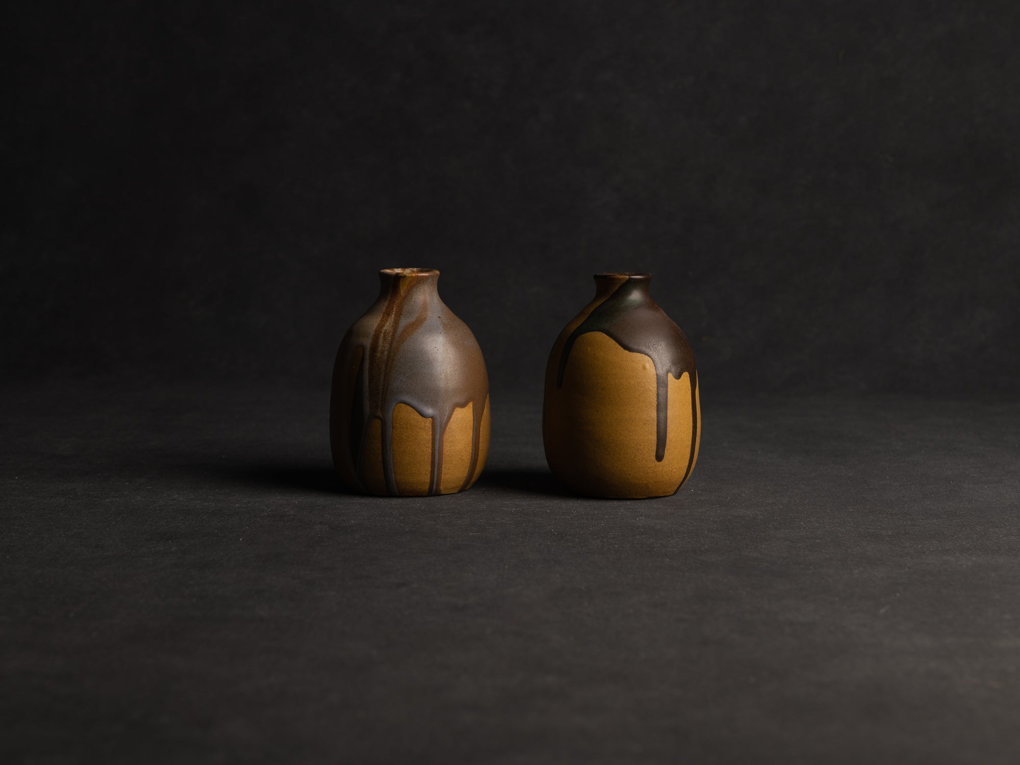 Duo de vases, petites bouteilles en grès japonisant de Léon Pointu, Atelier Pointu, France (vers 1910-25)..School of Carriès, japonisme tokkuri-shape stoneware bottle vases duet by Léon Pointu, Atelier Pointu, France (circa 1910-25)