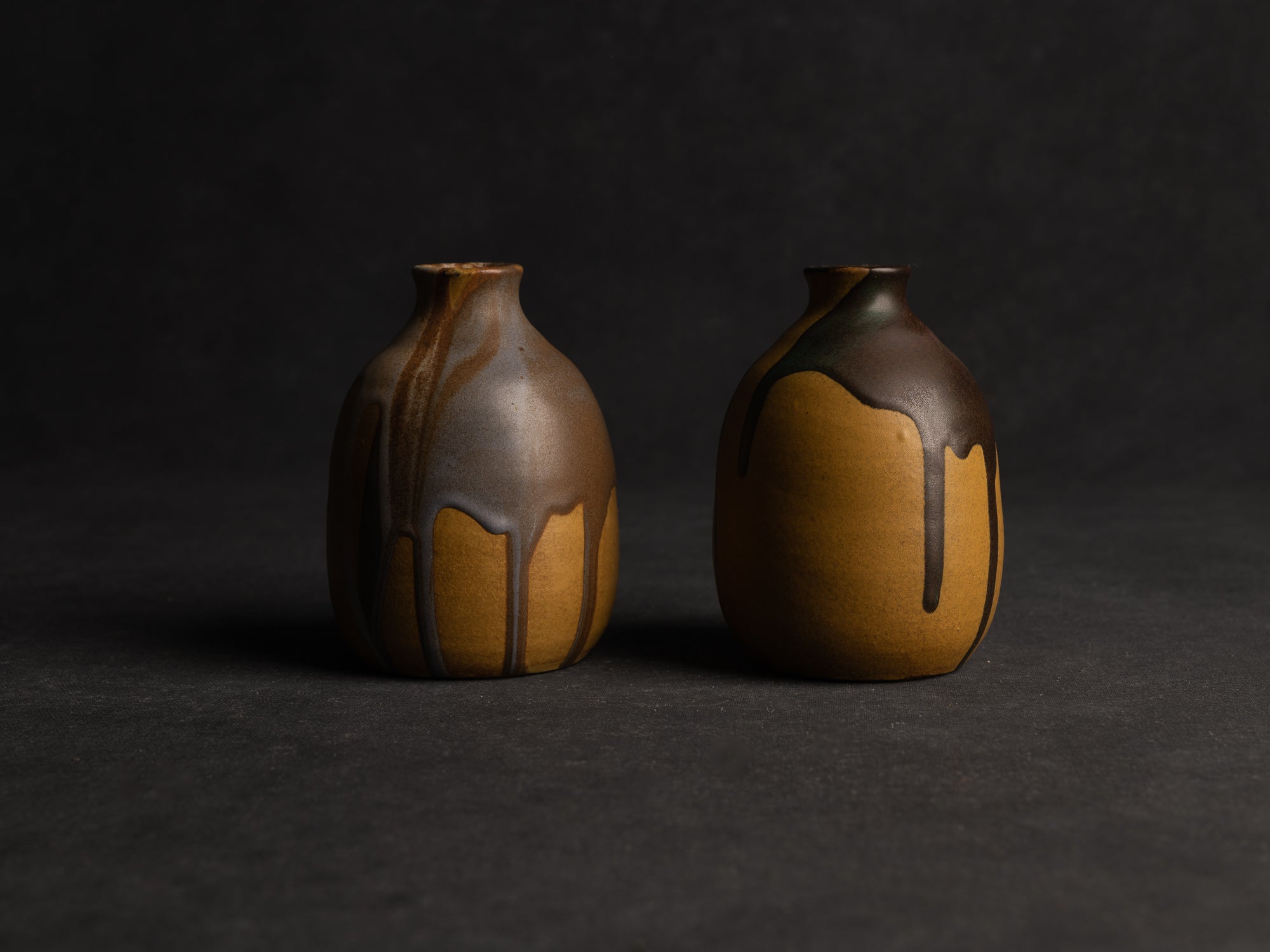 Duo de vases, petites bouteilles en grès japonisant de Léon Pointu, Atelier Pointu, France (vers 1910-25)..School of Carriès, japonisme tokkuri-shape stoneware bottle vases duet by Léon Pointu, Atelier Pointu, France (circa 1910-25)