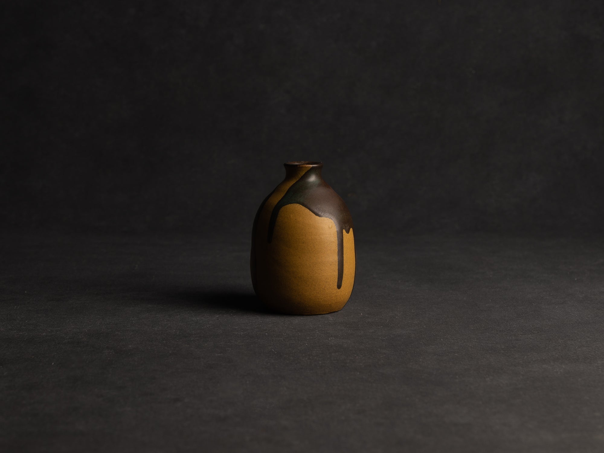 Vase, petite bouteille en grès japonisant de Léon Pointu, Atelier Pointu, France (vers 1910-25)..School of Carriès, japonisme tokkuri-shape stoneware bottle vase by Léon Pointu, Atelier Pointu, France (circa 1910-25)