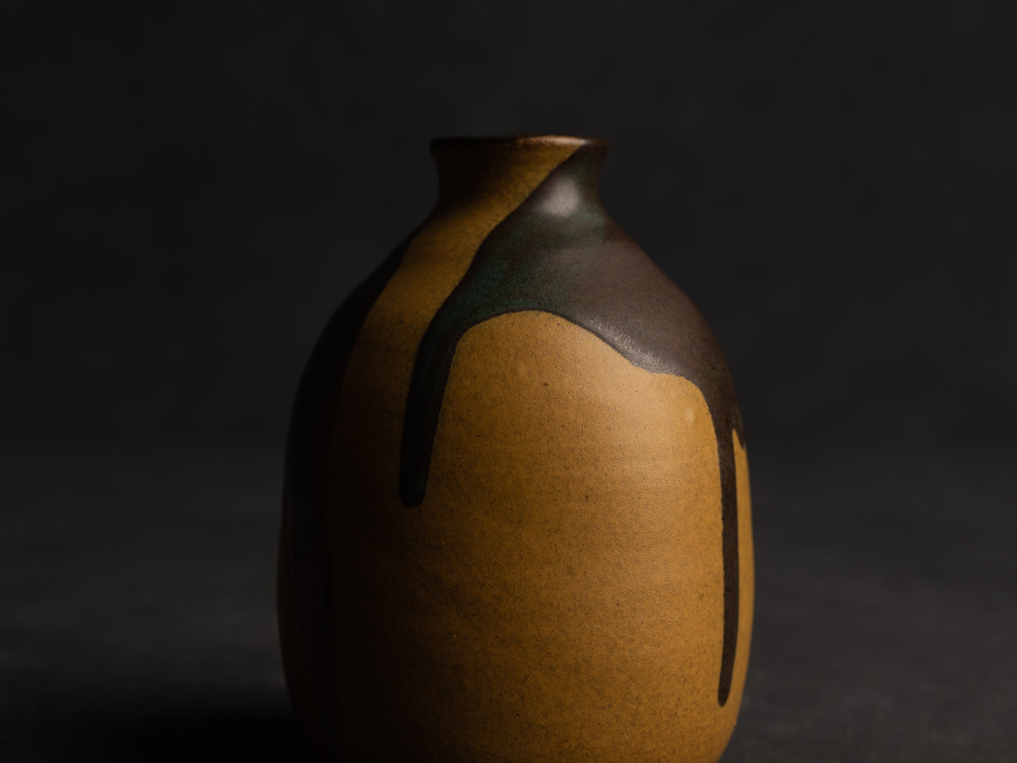 Vase, petite bouteille en grès japonisant de Léon Pointu, Atelier Pointu, France (vers 1910-25)..School of Carriès, japonisme tokkuri-shape stoneware bottle vase by Léon Pointu, Atelier Pointu, France (circa 1910-25)