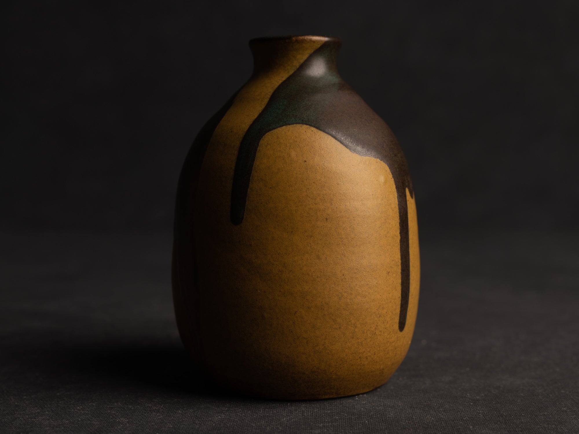 Vase, petite bouteille en grès japonisant de Léon Pointu, Atelier Pointu, France (vers 1910-25)..School of Carriès, japonisme tokkuri-shape stoneware bottle vase by Léon Pointu, Atelier Pointu, France (circa 1910-25)