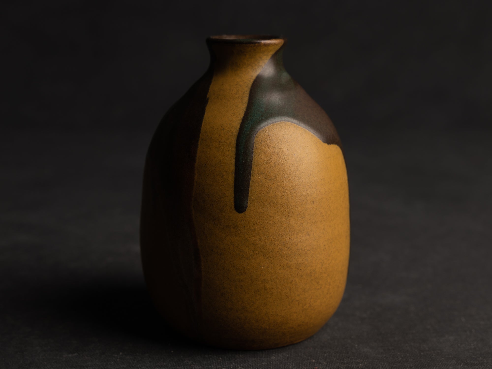 Vase, petite bouteille en grès japonisant de Léon Pointu, Atelier Pointu, France (vers 1910-25)..School of Carriès, japonisme tokkuri-shape stoneware bottle vase by Léon Pointu, Atelier Pointu, France (circa 1910-25)