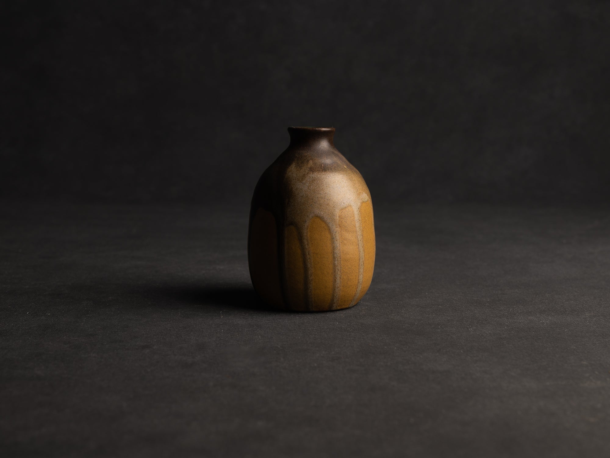 Vase, petite bouteille en grès japonisant de Léon Pointu, Atelier Pointu, France (vers 1910-25)..School of Carriès, japonisme tokkuri-shape stoneware bottle vase by Léon Pointu, Atelier Pointu, France (circa 1910-25)
