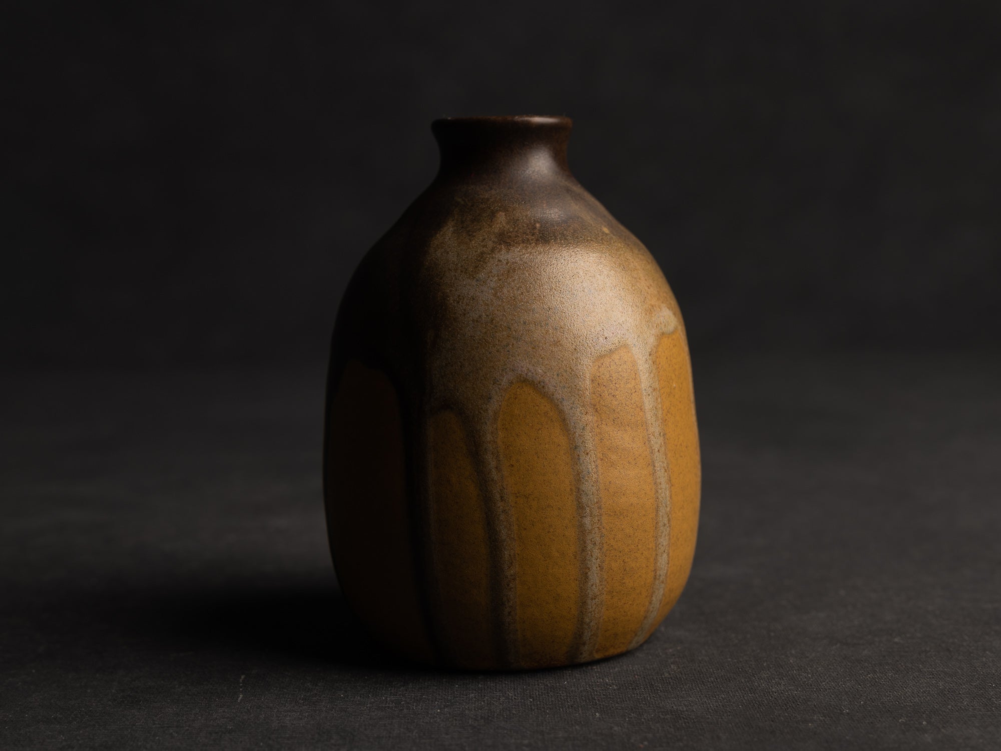 Vase, petite bouteille en grès japonisant de Léon Pointu, Atelier Pointu, France (vers 1910-25)..School of Carriès, japonisme tokkuri-shape stoneware bottle vase by Léon Pointu, Atelier Pointu, France (circa 1910-25)