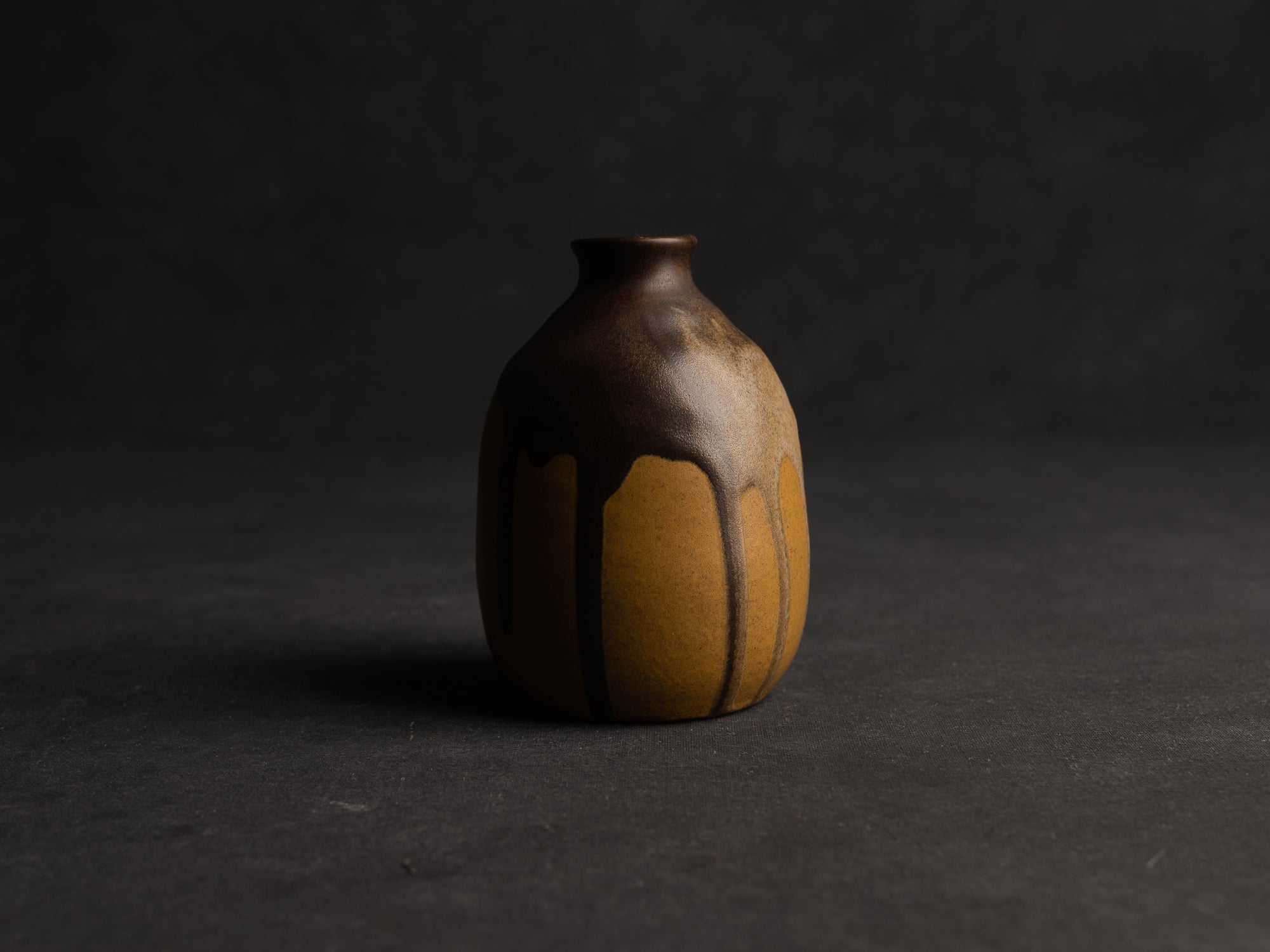 Vase, petite bouteille en grès japonisant de Léon Pointu, Atelier Pointu, France (vers 1910-25)..School of Carriès, japonisme tokkuri-shape stoneware bottle vase by Léon Pointu, Atelier Pointu, France (circa 1910-25)