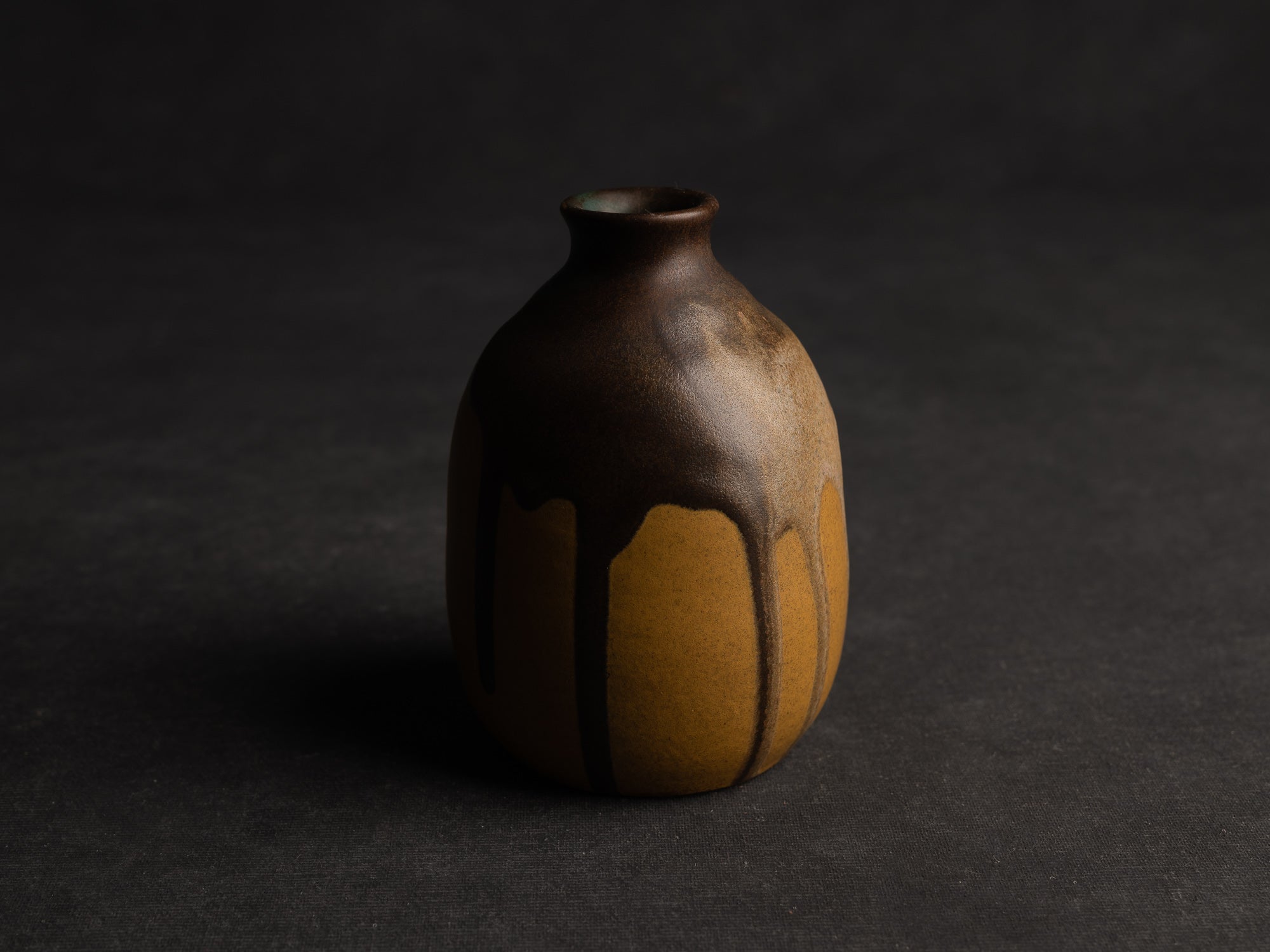 Vase, petite bouteille en grès japonisant de Léon Pointu, Atelier Pointu, France (vers 1910-25)..School of Carriès, japonisme tokkuri-shape stoneware bottle vase by Léon Pointu, Atelier Pointu, France (circa 1910-25)