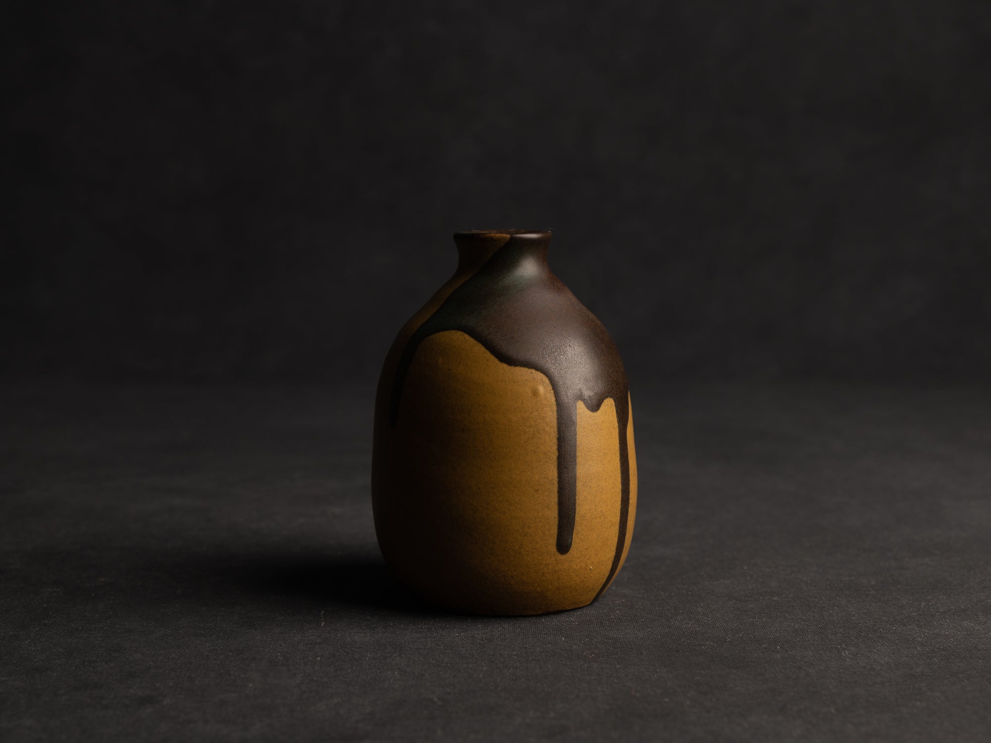 Vase, petite bouteille en grès japonisant de Léon Pointu, Atelier Pointu, France (vers 1910-25)..School of Carriès, japonisme tokkuri-shape stoneware bottle vase by Léon Pointu, Atelier Pointu, France (circa 1910-25)
