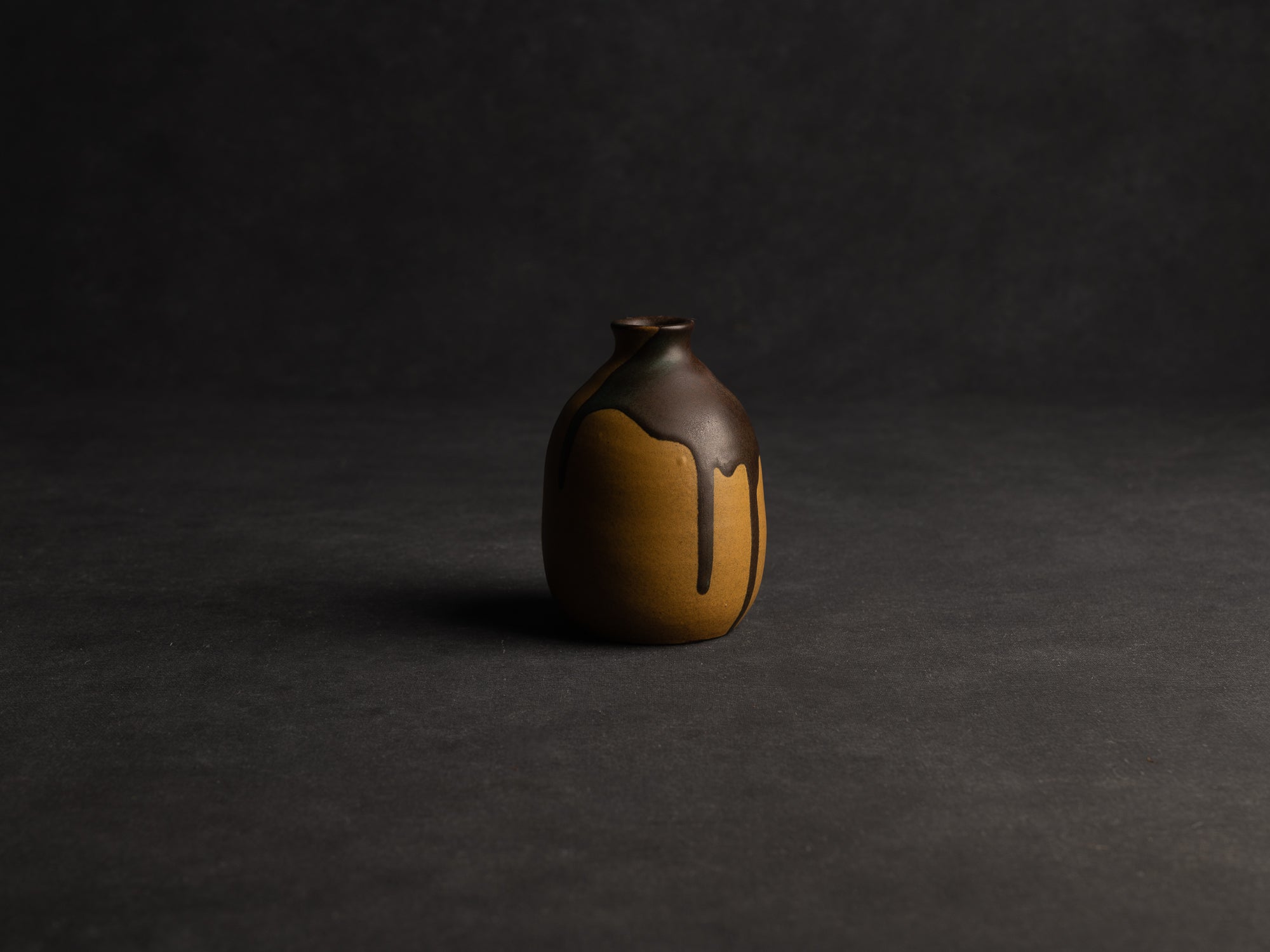 Vase, petite bouteille en grès japonisant de Léon Pointu, Atelier Pointu, France (vers 1910-25)..School of Carriès, japonisme tokkuri-shape stoneware bottle vase by Léon Pointu, Atelier Pointu, France (circa 1910-25)