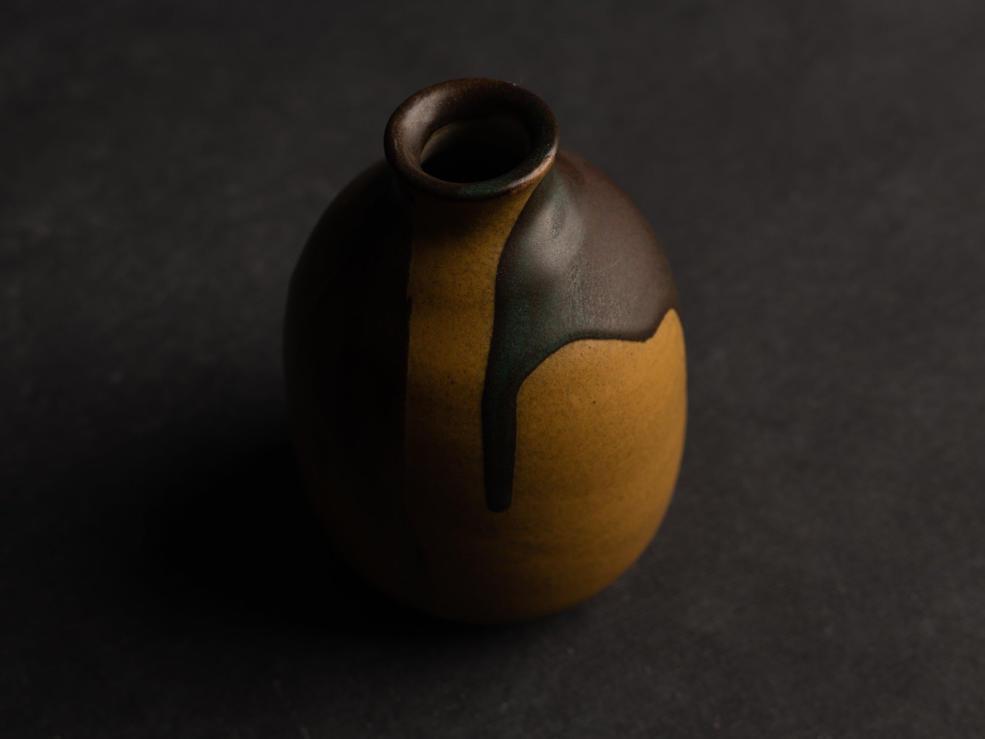 Vase, petite bouteille en grès japonisant de Léon Pointu, Atelier Pointu, France (vers 1910-25)..School of Carriès, japonisme tokkuri-shape stoneware bottle vase by Léon Pointu, Atelier Pointu, France (circa 1910-25)