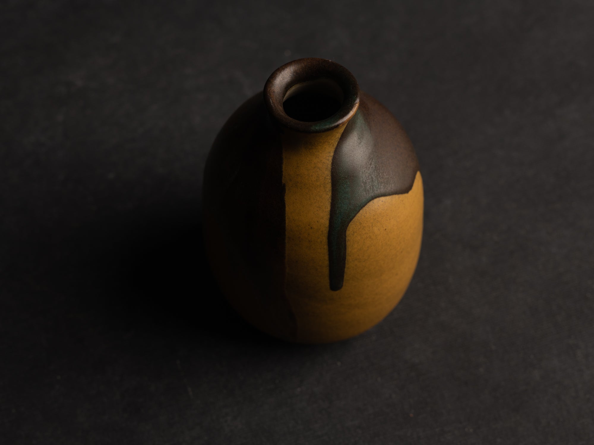 Vase, petite bouteille en grès japonisant de Léon Pointu, Atelier Pointu, France (vers 1910-25)..School of Carriès, japonisme tokkuri-shape stoneware bottle vase by Léon Pointu, Atelier Pointu, France (circa 1910-25)