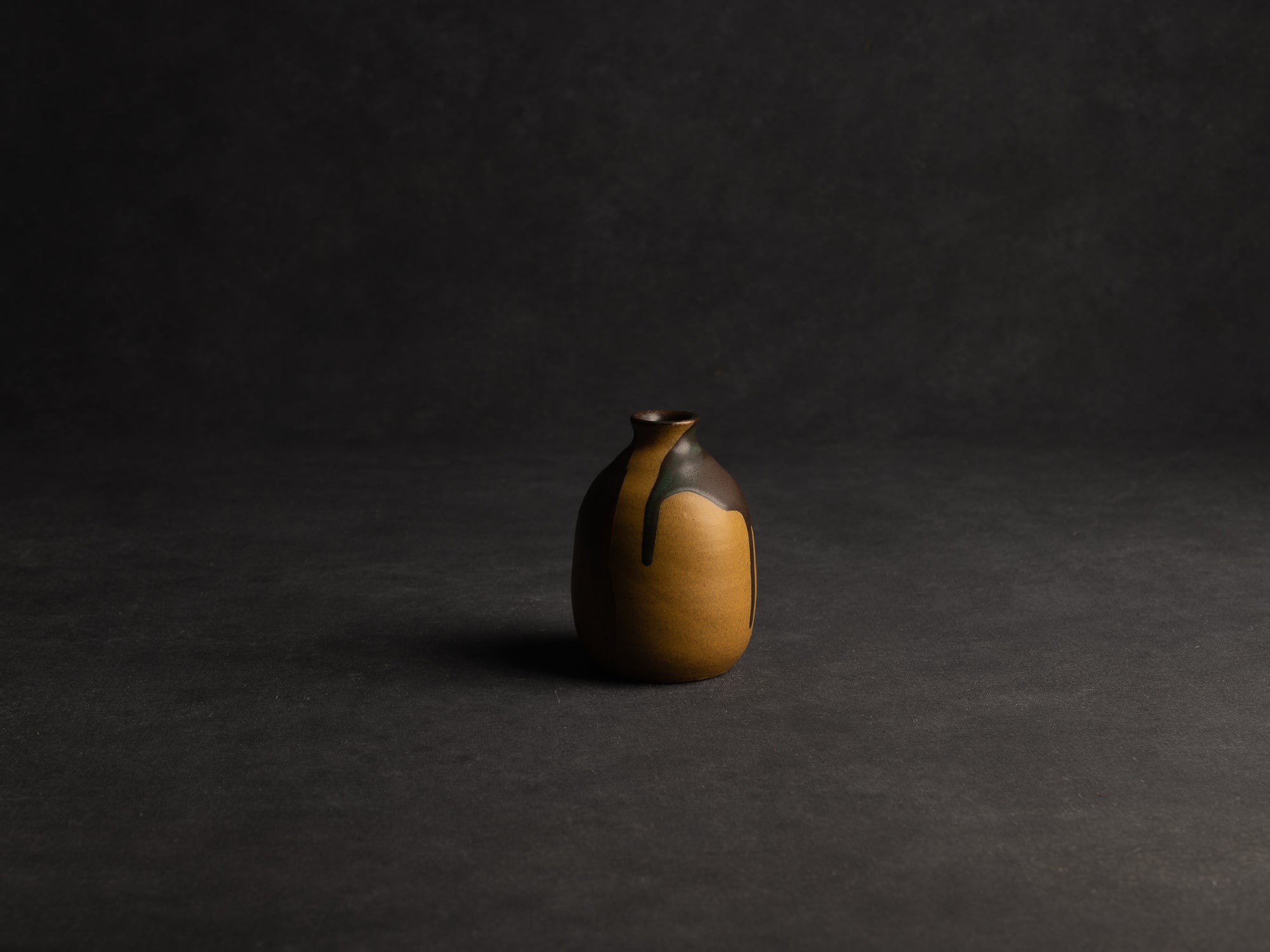 Vase, petite bouteille en grès japonisant de Léon Pointu, Atelier Pointu, France (vers 1910-25)..School of Carriès, japonisme tokkuri-shape stoneware bottle vase by Léon Pointu, Atelier Pointu, France (circa 1910-25)