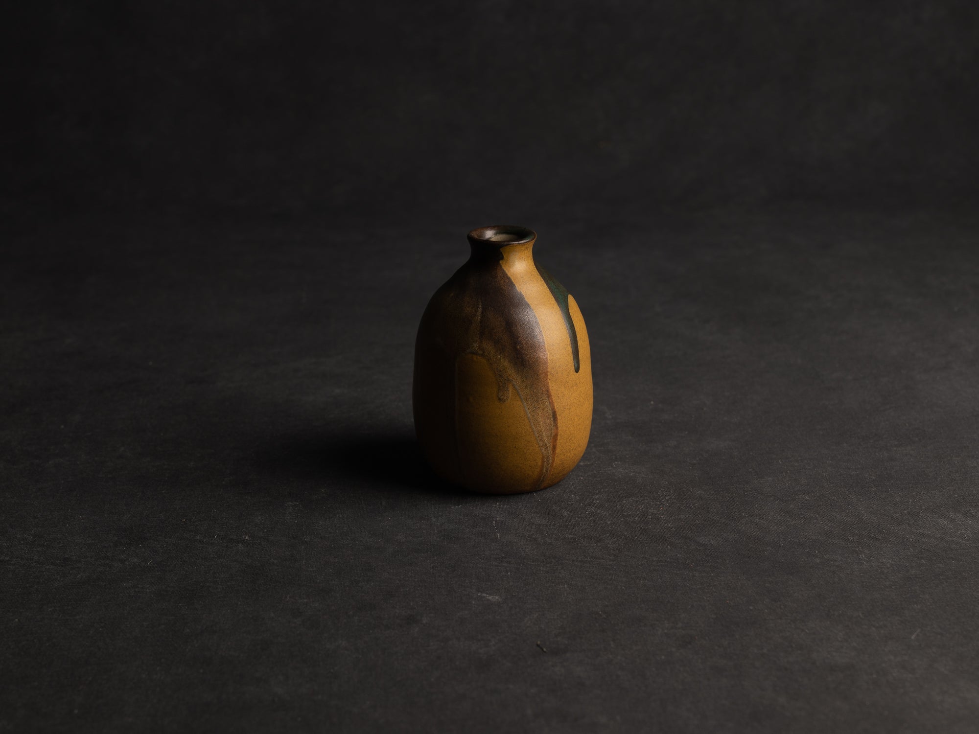 Vase, petite bouteille en grès japonisant de Léon Pointu, Atelier Pointu, France (vers 1910-25)..School of Carriès, japonisme tokkuri-shape stoneware bottle vase by Léon Pointu, Atelier Pointu, France (circa 1910-25)