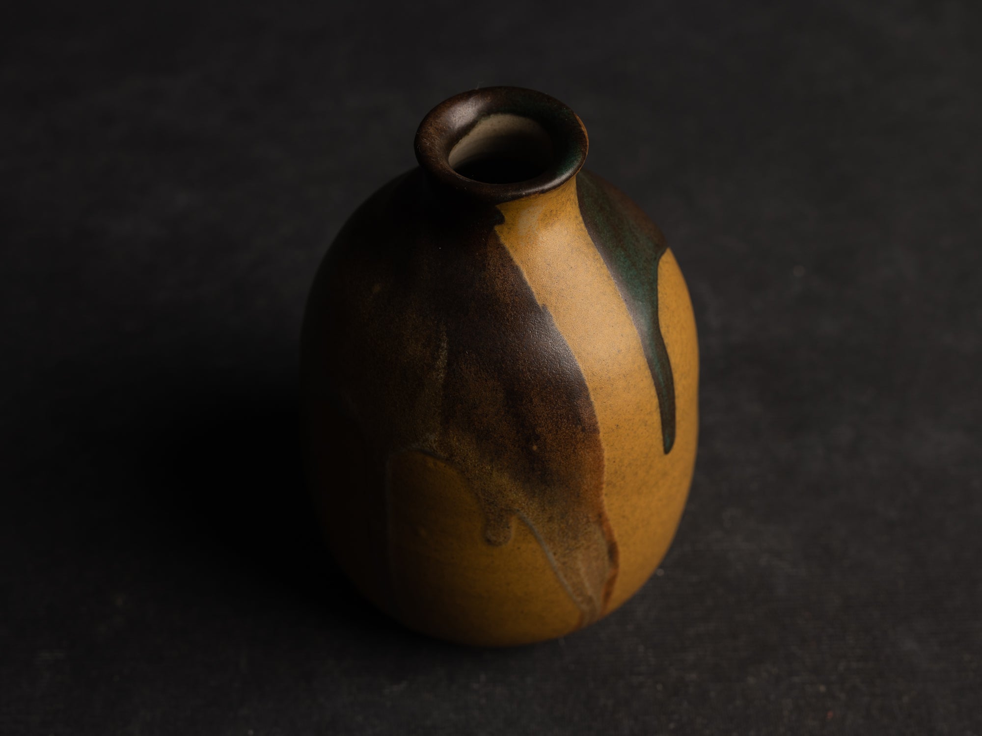 Vase, petite bouteille en grès japonisant de Léon Pointu, Atelier Pointu, France (vers 1910-25)..School of Carriès, japonisme tokkuri-shape stoneware bottle vase by Léon Pointu, Atelier Pointu, France (circa 1910-25)