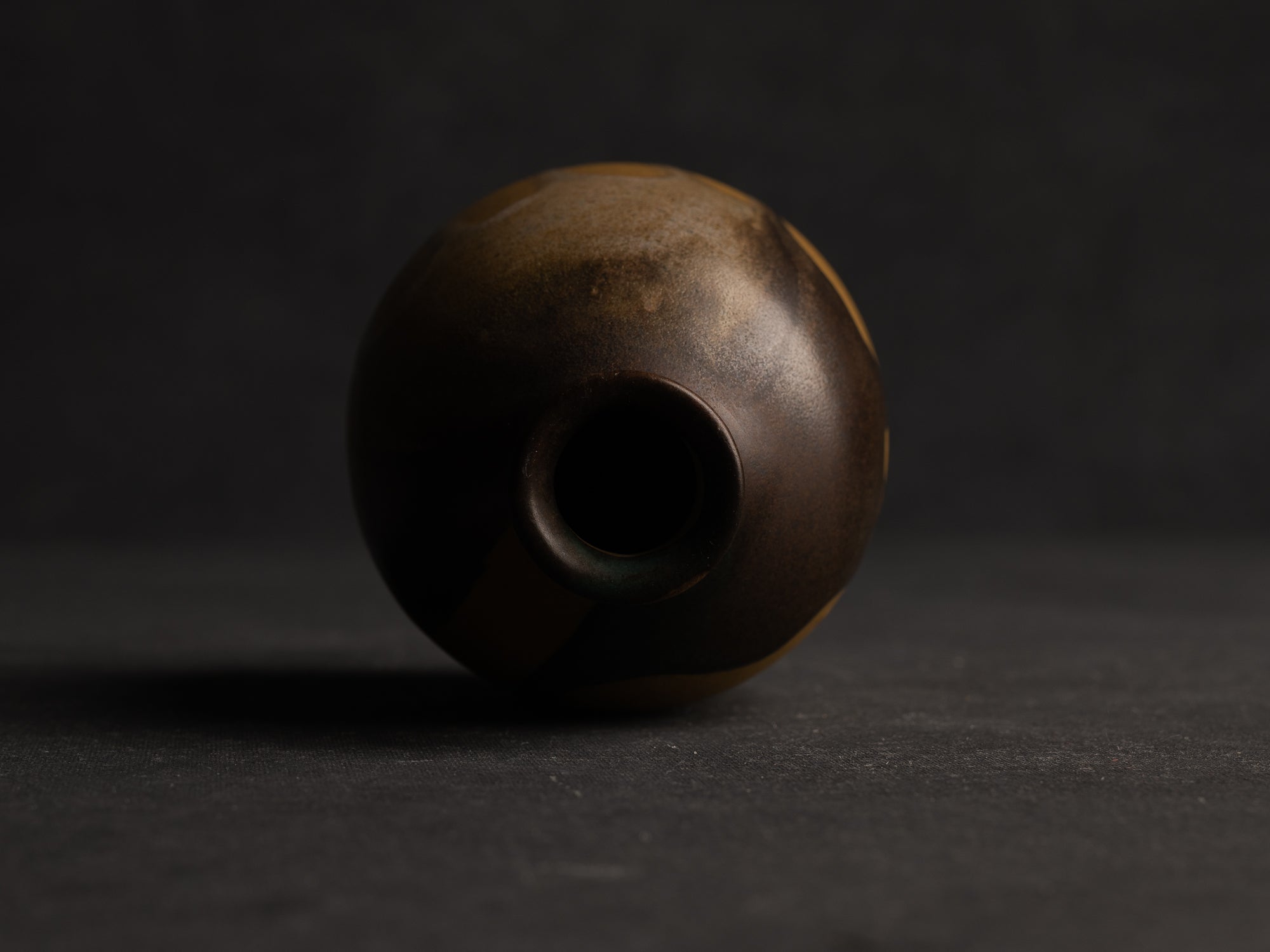 Vase, petite bouteille en grès japonisant de Léon Pointu, Atelier Pointu, France (vers 1910-25)..School of Carriès, japonisme tokkuri-shape stoneware bottle vase by Léon Pointu, Atelier Pointu, France (circa 1910-25)