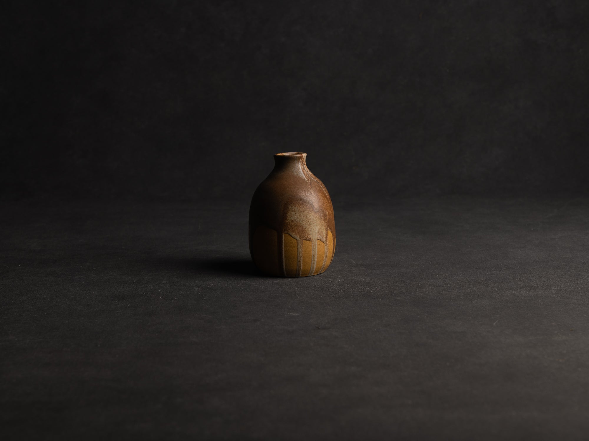 Vase, petite bouteille en grès japonisant de Léon Pointu, Atelier Pointu, France (vers 1910-25)..School of Carriès, japonisme tokkuri-shape stoneware bottle vase by Léon Pointu, Atelier Pointu, France (circa 1910-25)