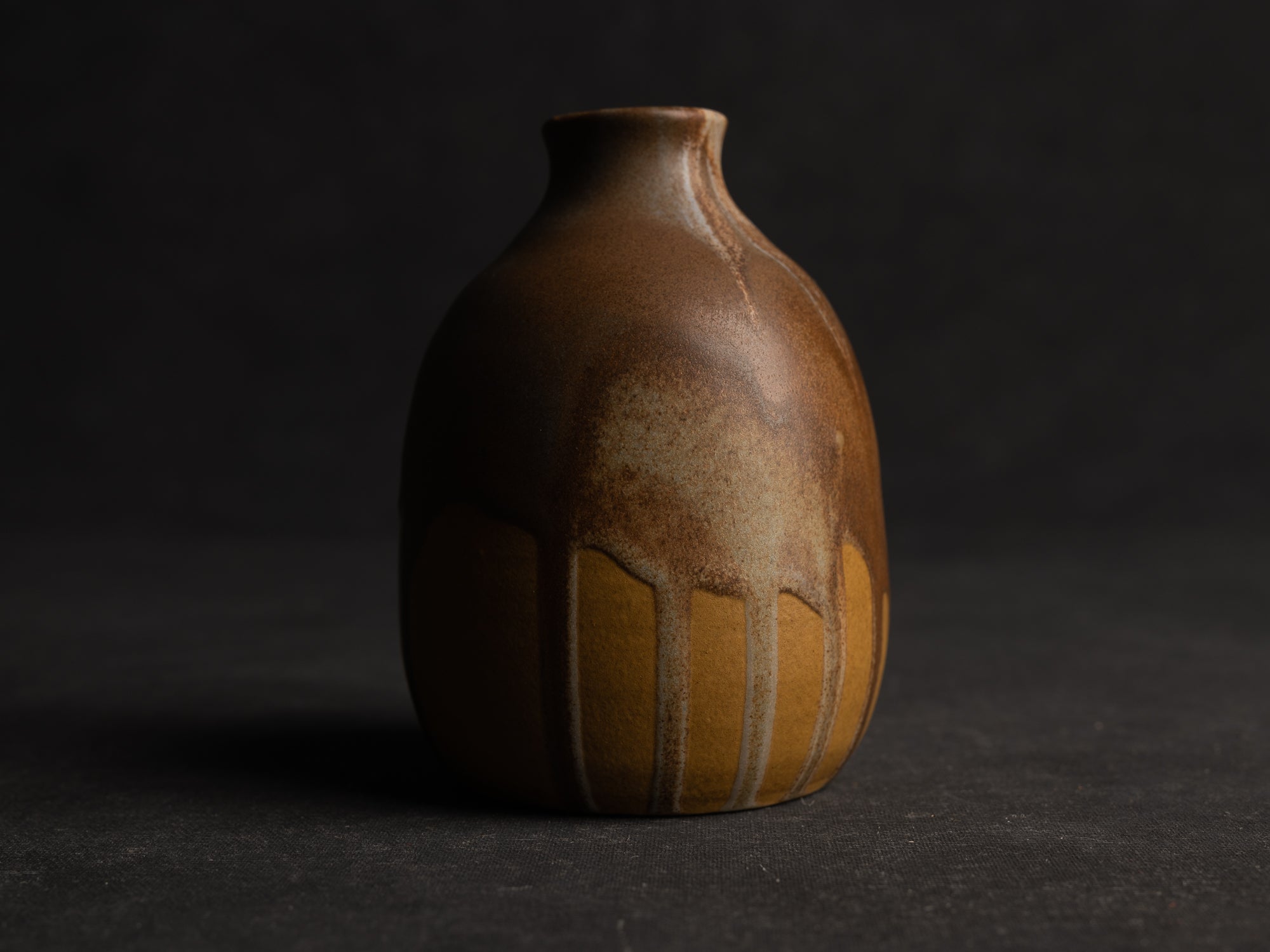Vase, petite bouteille en grès japonisant de Léon Pointu, Atelier Pointu, France (vers 1910-25)..School of Carriès, japonisme tokkuri-shape stoneware bottle vase by Léon Pointu, Atelier Pointu, France (circa 1910-25)