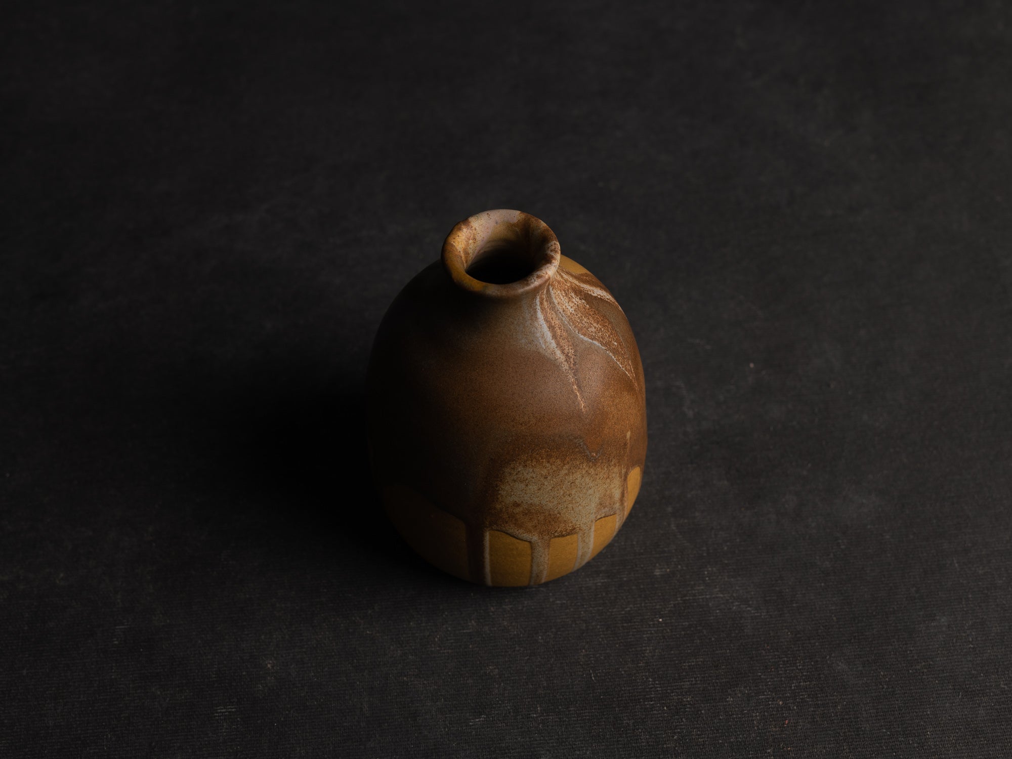 Vase, petite bouteille en grès japonisant de Léon Pointu, Atelier Pointu, France (vers 1910-25)..School of Carriès, japonisme tokkuri-shape stoneware bottle vase by Léon Pointu, Atelier Pointu, France (circa 1910-25)