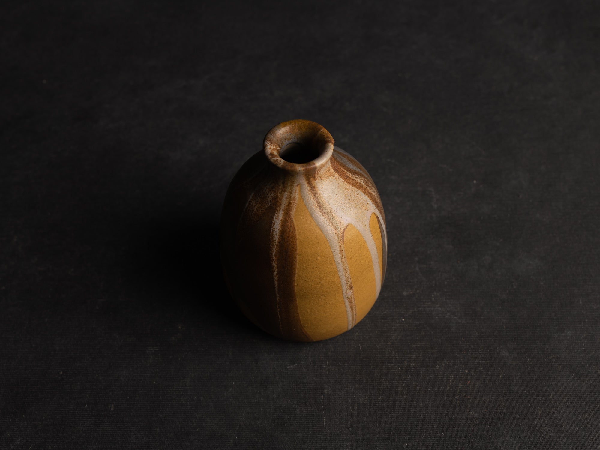 Vase, petite bouteille en grès japonisant de Léon Pointu, Atelier Pointu, France (vers 1910-25)..School of Carriès, japonisme tokkuri-shape stoneware bottle vase by Léon Pointu, Atelier Pointu, France (circa 1910-25)