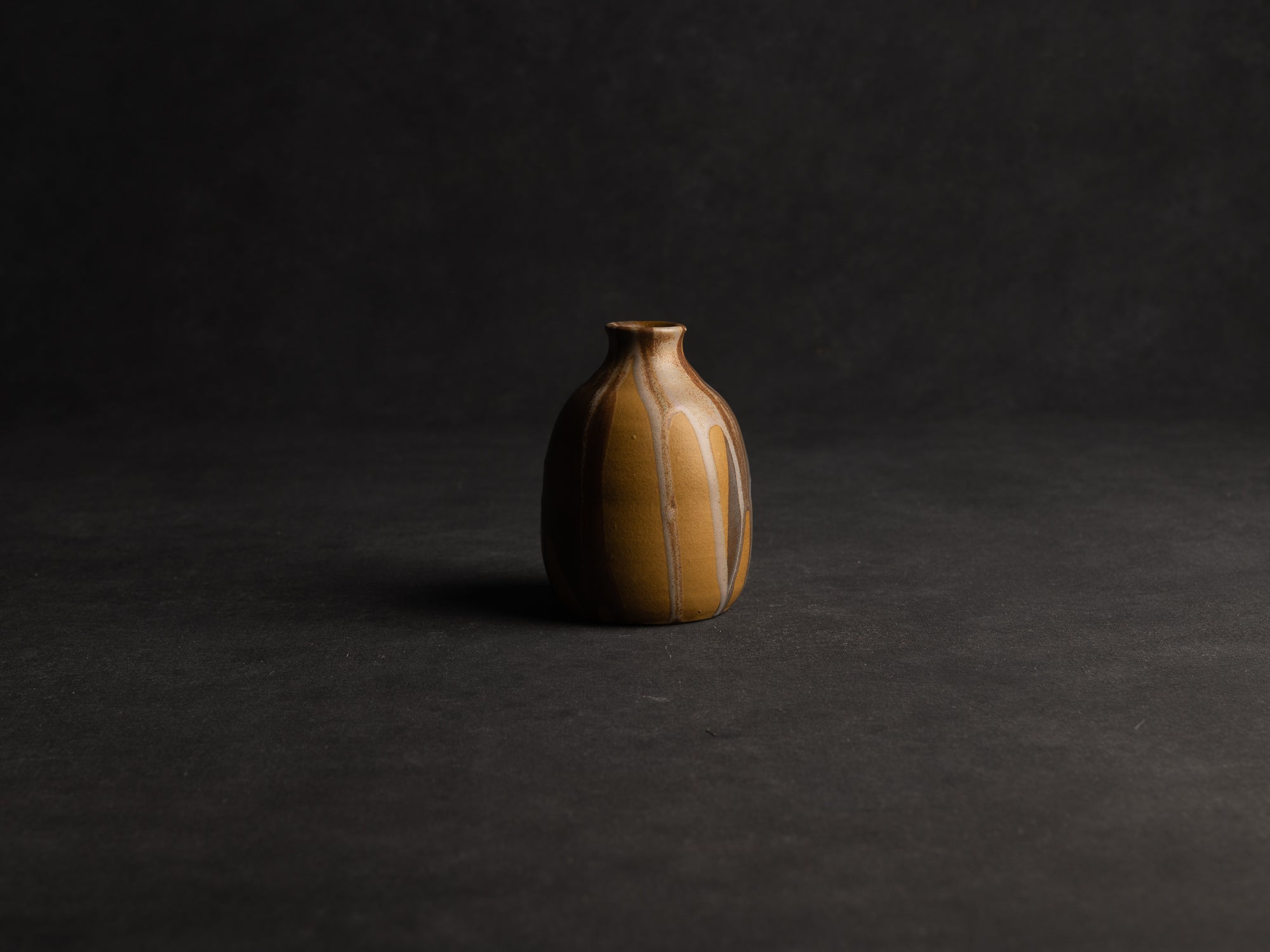 Vase, petite bouteille en grès japonisant de Léon Pointu, Atelier Pointu, France (vers 1910-25)..School of Carriès, japonisme tokkuri-shape stoneware bottle vase by Léon Pointu, Atelier Pointu, France (circa 1910-25)
