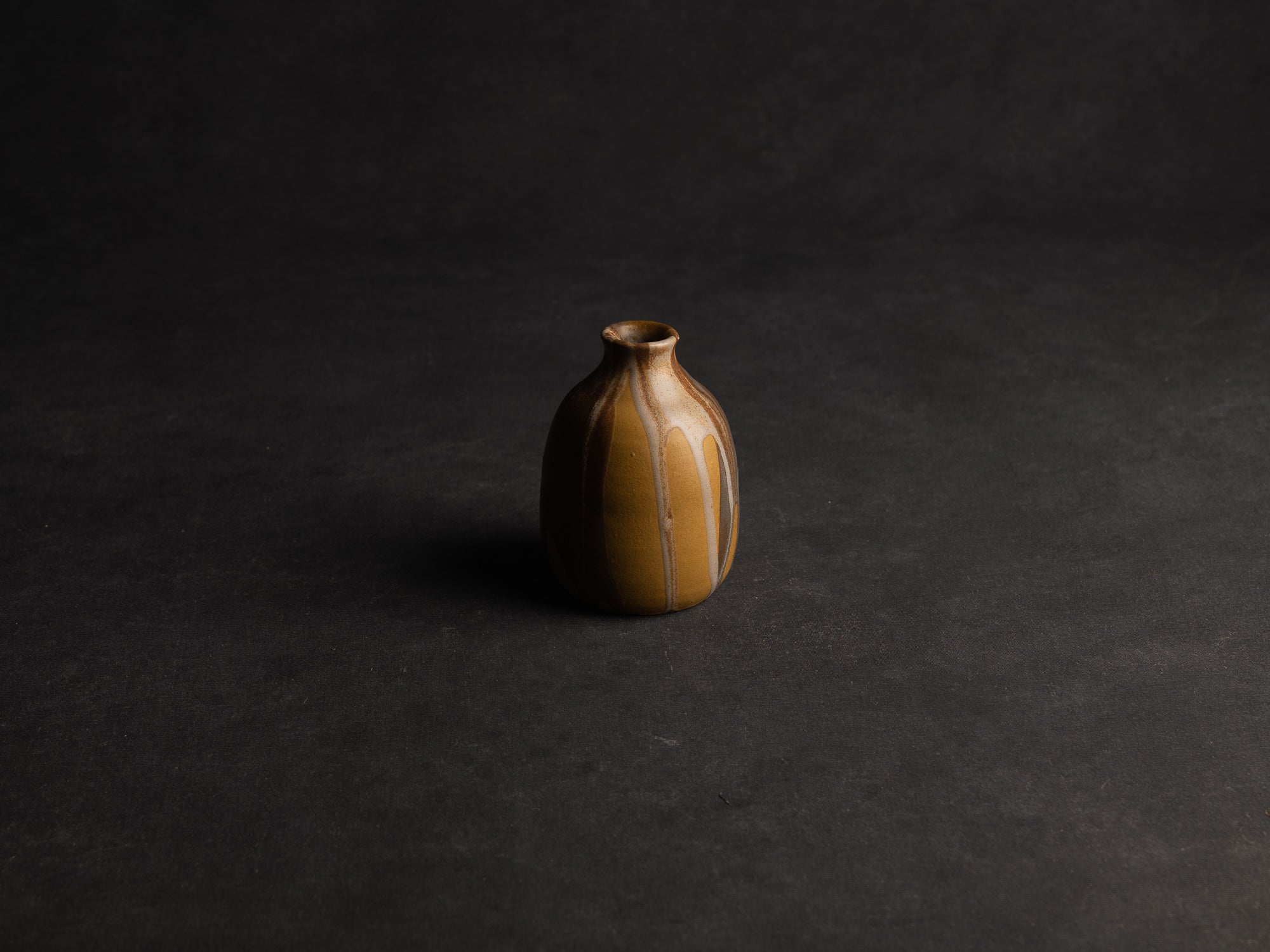 Vase, petite bouteille en grès japonisant de Léon Pointu, Atelier Pointu, France (vers 1910-25)..School of Carriès, japonisme tokkuri-shape stoneware bottle vase by Léon Pointu, Atelier Pointu, France (circa 1910-25)