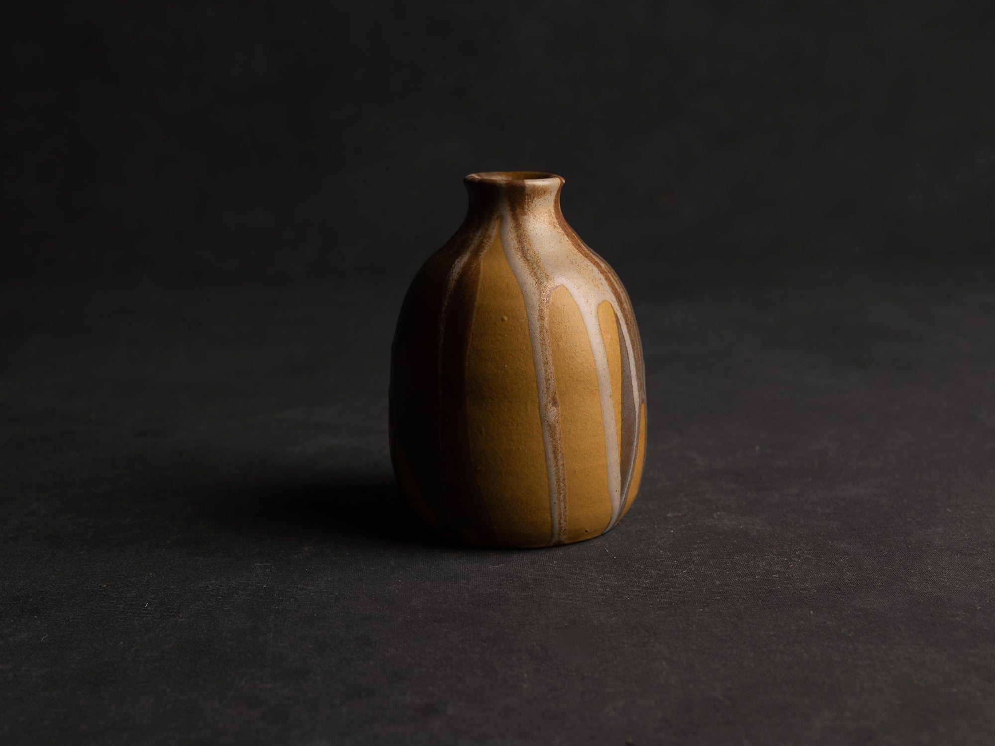 Vase, petite bouteille en grès japonisant de Léon Pointu, Atelier Pointu, France (vers 1910-25)..School of Carriès, japonisme tokkuri-shape stoneware bottle vase by Léon Pointu, Atelier Pointu, France (circa 1910-25)