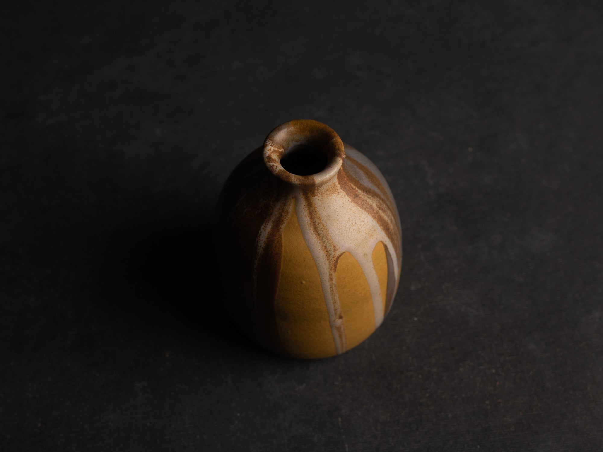 Vase, petite bouteille en grès japonisant de Léon Pointu, Atelier Pointu, France (vers 1910-25)..School of Carriès, japonisme tokkuri-shape stoneware bottle vase by Léon Pointu, Atelier Pointu, France (circa 1910-25)