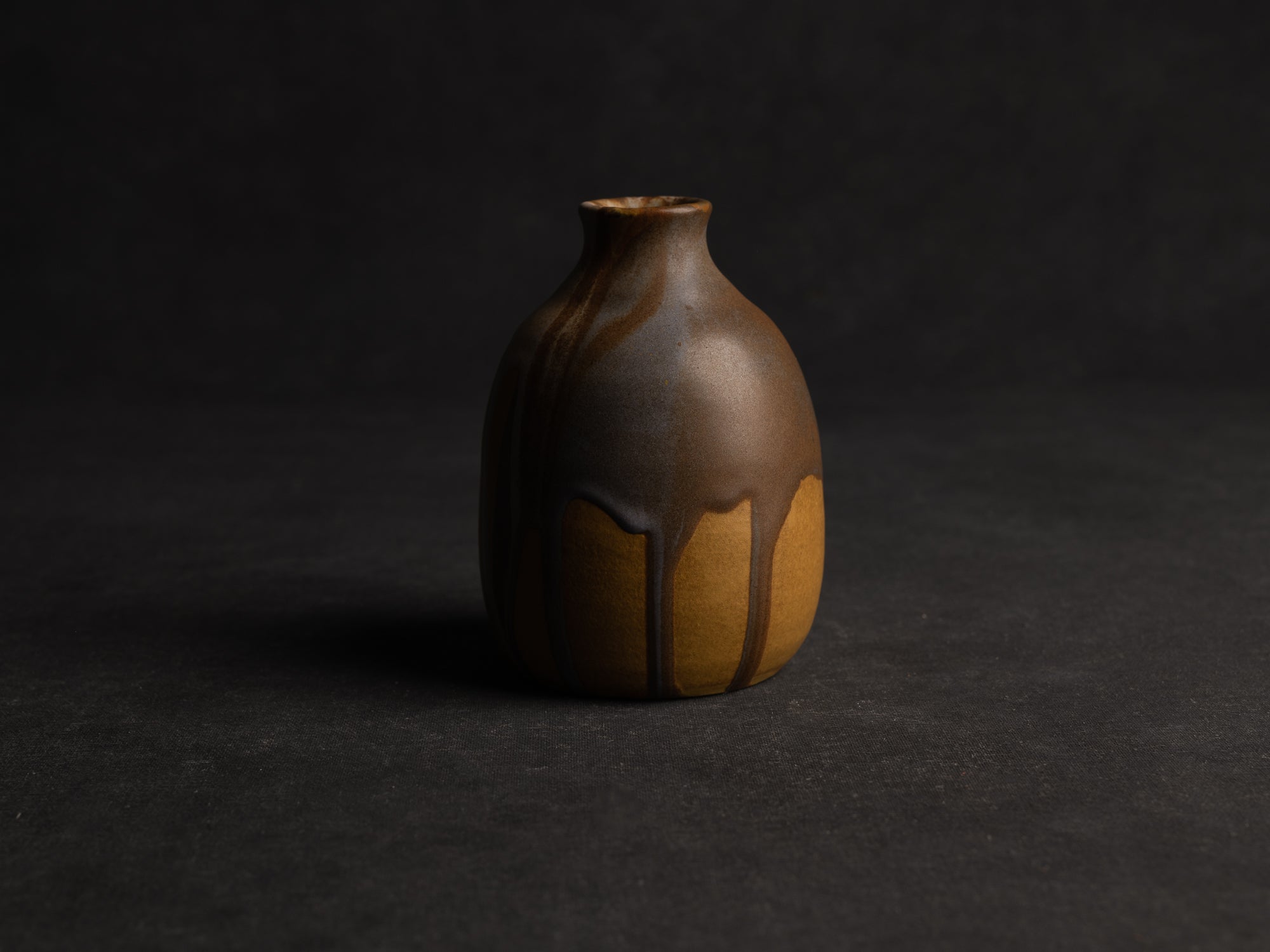 Vase, petite bouteille en grès japonisant de Léon Pointu, Atelier Pointu, France (vers 1910-25)..School of Carriès, japonisme tokkuri-shape stoneware bottle vase by Léon Pointu, Atelier Pointu, France (circa 1910-25)